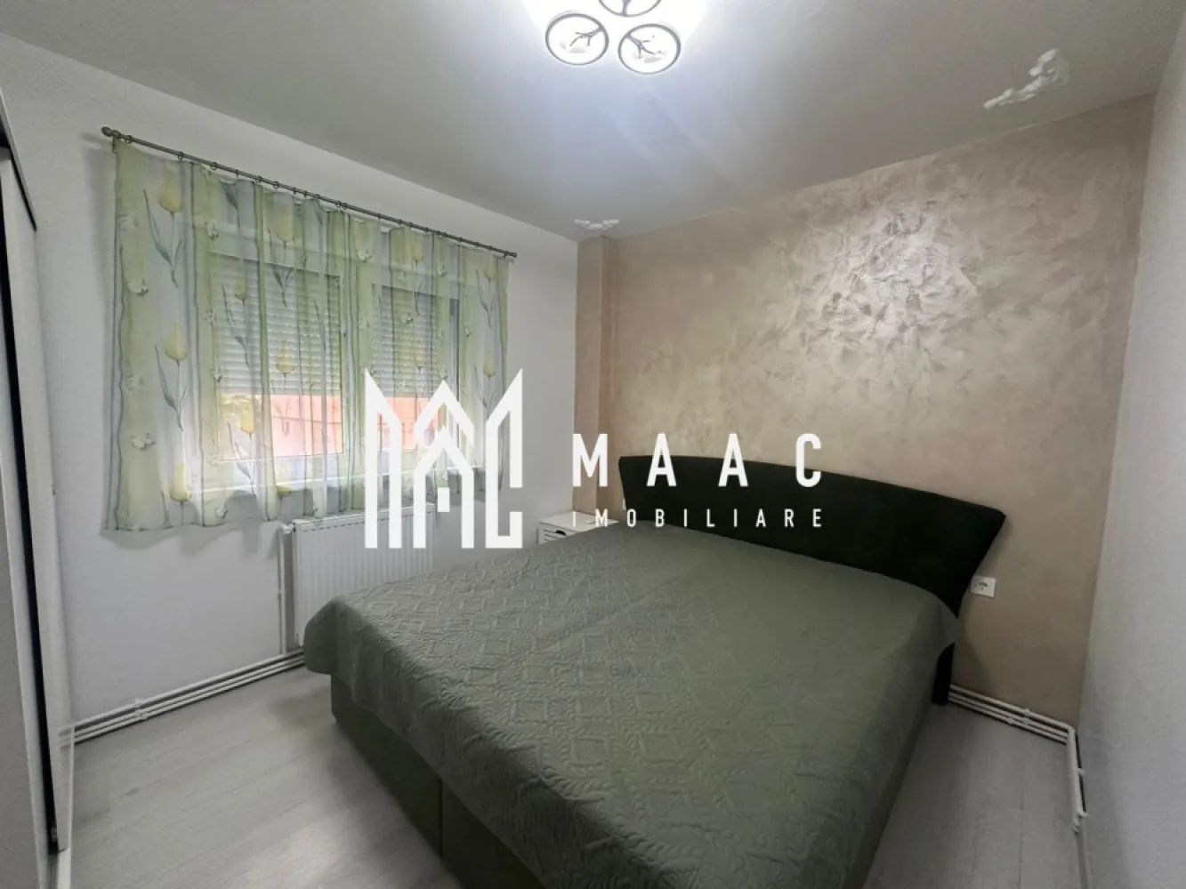 Apartament 2 camere et 2 lift Mihai Viteazu - MAAC Imobiliare vă propune spre închiriere un apartament cu 2 camere decomandate, situat la etajul 2 al unui imobil dotat cu lift, poziționat excelent vis-a-vis de Biserica Mihai Viteazu, într-o zonă cu acces facil către puncte de interes, mijloace de transport și facilități urbane.

Apartamentul este complet mobilat și utilat, fiind pregătit pentru mutare imediată. Compartimentarea decomandată oferă confort și intimitate, iar bucătăria separată este dotată inclusiv cu aer condiționat, asigurând un ambient plăcut în orice sezon. Balconul este închis cu geamuri termopan, oferind un spațiu suplimentar util. Proprietatea a fost renovată recent, beneficiind de finisaje moderne și un aspect îngrijit.
-mobilat și utilat
-2 camere decomandate
-bucătărie separată cu aer condiționat
-balcon închis în termopan
-renovat recent
-liber imediat

Pentru mai multe detalii vă rugăm să menționați CP3007509 la telefon.