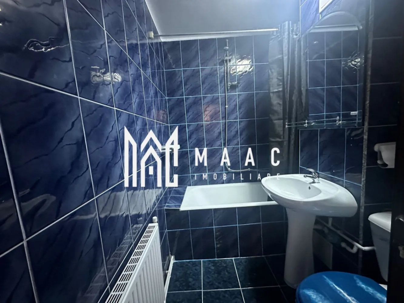 Apartament 2 camere et 2 lift Mihai Viteazu - MAAC Imobiliare vă propune spre închiriere un apartament cu 2 camere decomandate, situat la etajul 2 al unui imobil dotat cu lift, poziționat excelent vis-a-vis de Biserica Mihai Viteazu, într-o zonă cu acces facil către puncte de interes, mijloace de transport și facilități urbane.

Apartamentul este complet mobilat și utilat, fiind pregătit pentru mutare imediată. Compartimentarea decomandată oferă confort și intimitate, iar bucătăria separată este dotată inclusiv cu aer condiționat, asigurând un ambient plăcut în orice sezon. Balconul este închis cu geamuri termopan, oferind un spațiu suplimentar util. Proprietatea a fost renovată recent, beneficiind de finisaje moderne și un aspect îngrijit.
-mobilat și utilat
-2 camere decomandate
-bucătărie separată cu aer condiționat
-balcon închis în termopan
-renovat recent
-liber imediat

Pentru mai multe detalii vă rugăm să menționați CP3007509 la telefon.