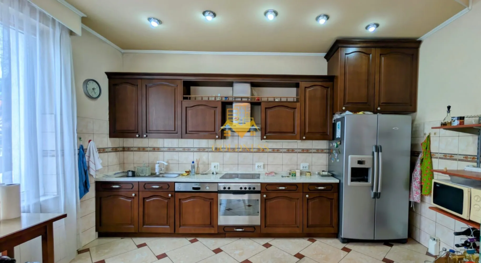 Vila, 6 Camere, 365 mp, 4 bai, Andrei Muresanu, Constantin Brancusi - Vilă Spațioasă cu 6 Camere de Vânzare în Andrei Mureșanu, Cluj-Napoca. 
GOLDNESS Imobiliare vă propune spre vânzare o vilă modernă și spațioasă, această proprietate tip D+P+M (Demisol+Parter + Mansardă) oferă confort și intimitate, fiind ideală pentru o familie.
Construită pe un teren generos de 399 mp, vila are o suprafață totală de 447 mp, din care 365 mp sunt utili, distribuiți eficient. Suprafața construită la sol este de 149 mp.
Locuința este compusă din 5 camere luminoase și 4 băi, asigurând suficient spațiu și confort pentru toți membrii familiei.
Proprietatea beneficiază de o curte proprie de 250 mp, perfectă pentru relaxare în aer liber, activități de familie sau amenajarea unei grădini. 
Zona este liniştită, cu multă verdeaţă şi trafic redus, oferind un mediu plăcut pentru locuit, fiind în acelaşi timp la câteva minute de centrul oraşului. În apropiere se găsesc magazine, servicii, clinici şi mijloace de transport în comun, ceea ce face locaţia foarte convenabilă.

Dacă sunteți interesați de această proprietate și doriți să o vizionați, nu ezitați să ne contactați telefonic sau prin e-mail. Vă stăm la dispoziție!
Pentru intermediere se percepe un comision de 2% din prețul de vânzare!