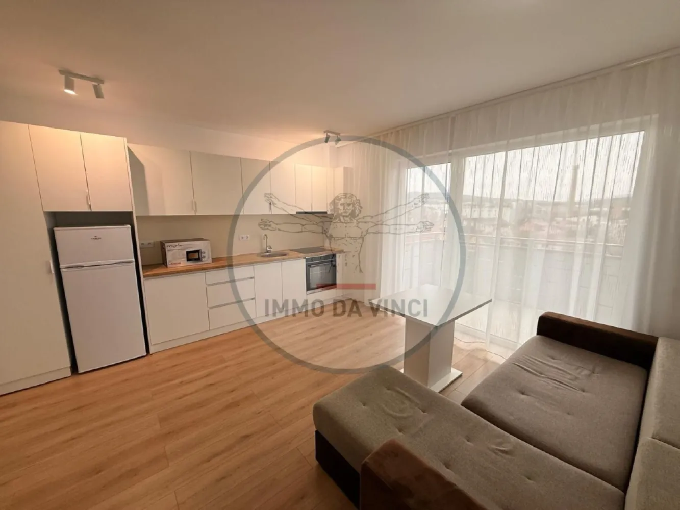 🔑 Prima închiriere: 2 Camere Dormitor si Living | Marasti/Bulgaria - ✨ PRIMA ÎNCHIRIERE – Totul NOU, Modern & Ready to Move! ✨
Cauți un loc unde confortul de acasă se îmbină cu facilitățile de top? Acest apartament situat în cartierul Bulgaria (str. Bobâlnei) este la prima utilizare și își așteaptă primii chiriași! 🏠🔑
📐 Spațiul tău ideal:
Suprafață: 45 mp utili + un balcon generos de 7 mp pentru cafeaua de dimineață ☕
Compartimentare: Dormitor primitor + Living open-space cu bucătărie modernă + Baie elegantă.
Etaj: 3 din 6, într-un bloc finalizat în 2025 🏗️.
🏙️ Facilități complex & Lifestyle:
Curte interioară privată cu spații verzi și loc de joacă (liniște și siguranță) 🌳.
2 lifturi ultra-moderne și rapide.
🚗 PARCARE SUBTERANĂ (optional)– cu barieră și poartă cu telecomandă. Uită de grija locului de parcare!
📍 Locație ultra-convenabilă:
🚌 Transport: Stație de autobuz la doar 50m.
🛒 Shopping: Supermarket la 200m, Kaufland la 5 min și Auchan la 10 min.
💰 Preț: 490 EUR / lună
📞 Sună acum pentru o vizionare:
0749 367 179
