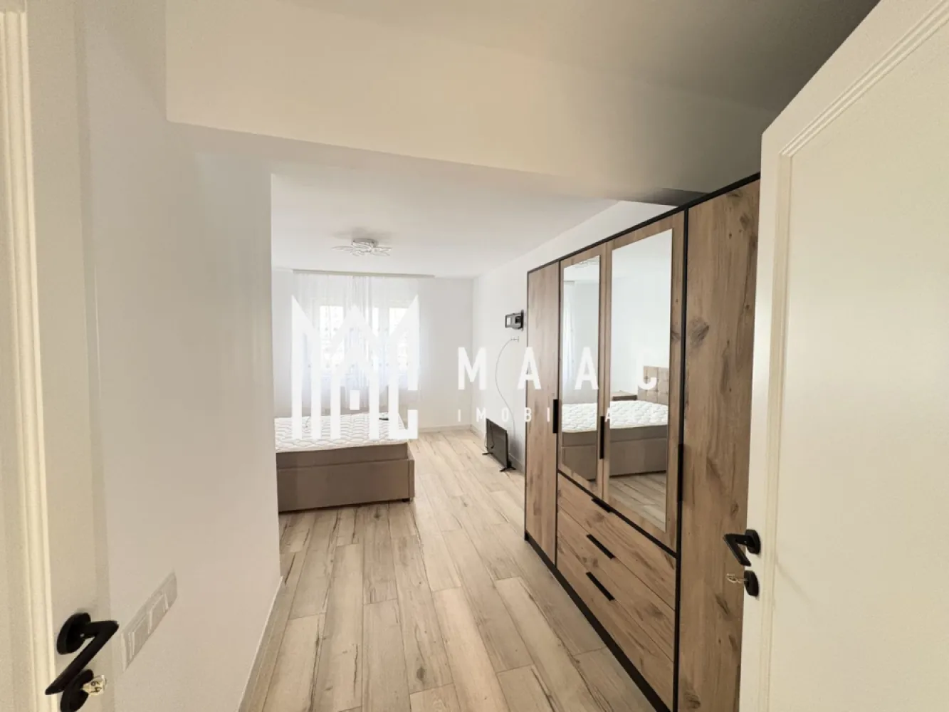 Apartament 2 camere I etajul 3 I LIft I Zona Lazaret - MAAC Imobiliare va propune spre închiriere un apartament modern cu 2 camere, situat la etajul 3 al unui imobil din Sibiu, zona Lazaret.

Blocul are lift.
Apartamentul este compus din dormitor cu baie proprie si living cu bucatarie open space

Se inchiriaza pe minim 12 luni.
Nu sunt acceptate animale de companie.
Se percepe garantie in cuantumul unei chirii lunare.

Pentru mai multe detalii sau vizionare precizați telefonic ca ați văzut anunțul cu ID CP2928710