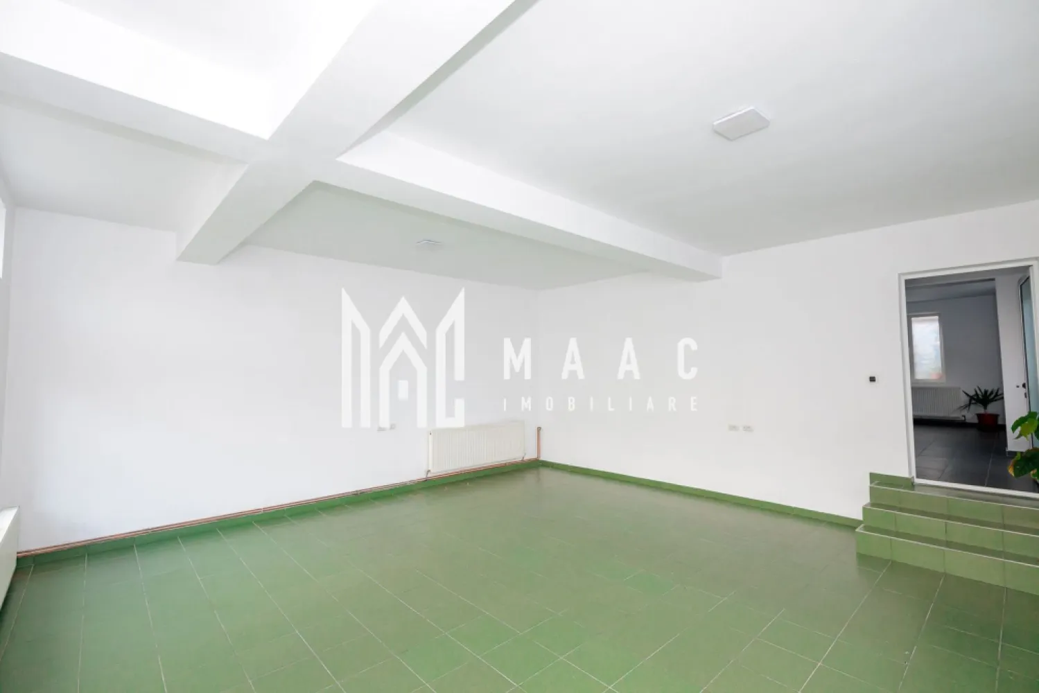 SPATIU COMERCIAL DE INCHIRIAT| ZONA MALL-ul NOU| CENTRALA TERMICA - 🏢 Maac Imobiliare propune spre închiriere spațiu comercial – zona Mall Nou, Strada Ferdinand, Râmnicu Vâlcea

Maac Imobiliare propune spre închiriere un spațiu comercial situat într-o zonă excelentă, pe Strada Ferdinand, în apropierea Mall-ului Nou din Râmnicu Vâlcea.

📐 Suprafață totală: 76 mp, compartimentată în două încăperi de câte 50 mp fiecare – ideal pentru birouri, showroom, salon, cabinet sau alte activități comerciale.

🔥 Spațiul este dotat cu centrală termică proprie, oferind confort termic pe tot parcursul anului.

✔️ Avantaje:

Compartimentare practică și flexibilă
Acces facil și vizibilitate excelentă

💰 Preț: 600 € / lună
📞 Pentru mai multe detalii sau vizionări: Maac Imobiliare CP2812290