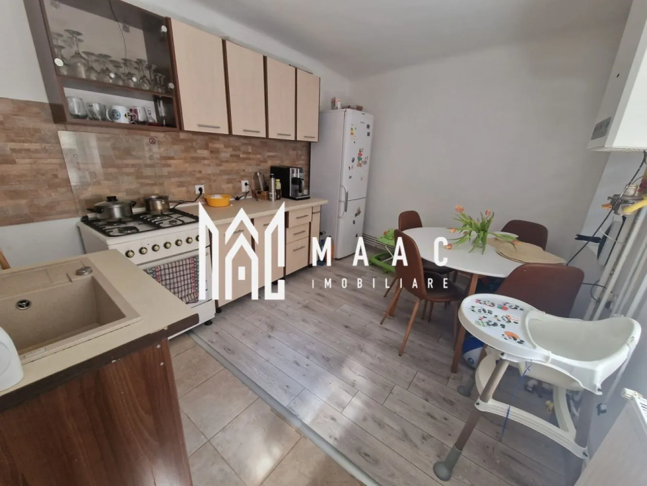 Apartament 3 camere curte privata zona Centrala - MAAC Imobiliare vă propune spre vânzare un apartament generos, situat într-o zonă ultracentrală din Sibiu, la doar câteva minute de mers pe jos până în Piața Mare, una dintre cele mai căutate locații din oraș, ideală atât pentru locuire, cât și pentru investiție.

Apartamentul este amplasat la etajul 1 și se vinde complet mobilat, fiind pregătit pentru utilizare imediată. Datorită compartimentării versatile, proprietatea este potrivită inclusiv pentru închirieri în regim hotelier, oferind un spațiu separat cu baie proprie, ideal pentru oaspeți, birou sau cameră de copii. Suprafața utilă de 66 mp este eficient distribuită, oferind confort și funcționalitate într-o zonă premium a orașului.

Compartimentarea este practică și bine organizată, incluzând spații luminoase și acces facil între încăperi, iar elementele precum terasa și pivnița adaugă un plus de valoare proprietății.

-dormitor
-baie cu geam
-living
-hol de intrare
-bucătărie
-cameră separată cu baie proprie
-anexă
-terasă
-pivniță

Pentru mai multe detalii vă rugăm să menționați CP3006258 la telefon.