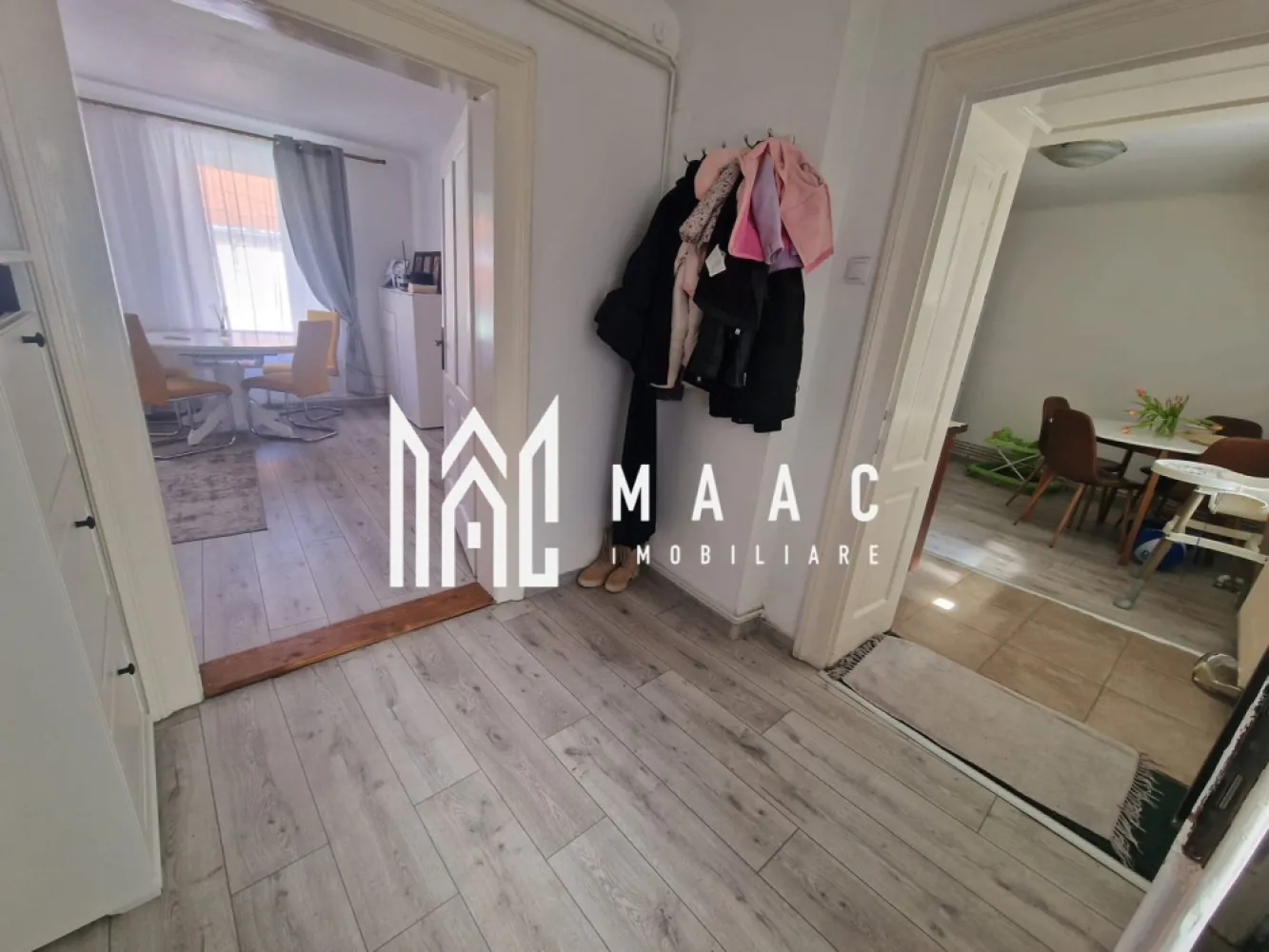 Apartament 3 camere curte privata zona Centrala - MAAC Imobiliare vă propune spre vânzare un apartament generos, situat într-o zonă ultracentrală din Sibiu, la doar câteva minute de mers pe jos până în Piața Mare, una dintre cele mai căutate locații din oraș, ideală atât pentru locuire, cât și pentru investiție.

Apartamentul este amplasat la etajul 1 și se vinde complet mobilat, fiind pregătit pentru utilizare imediată. Datorită compartimentării versatile, proprietatea este potrivită inclusiv pentru închirieri în regim hotelier, oferind un spațiu separat cu baie proprie, ideal pentru oaspeți, birou sau cameră de copii. Suprafața utilă de 66 mp este eficient distribuită, oferind confort și funcționalitate într-o zonă premium a orașului.

Compartimentarea este practică și bine organizată, incluzând spații luminoase și acces facil între încăperi, iar elementele precum terasa și pivnița adaugă un plus de valoare proprietății.

-dormitor
-baie cu geam
-living
-hol de intrare
-bucătărie
-cameră separată cu baie proprie
-anexă
-terasă
-pivniță

Pentru mai multe detalii vă rugăm să menționați CP3006258 la telefon.