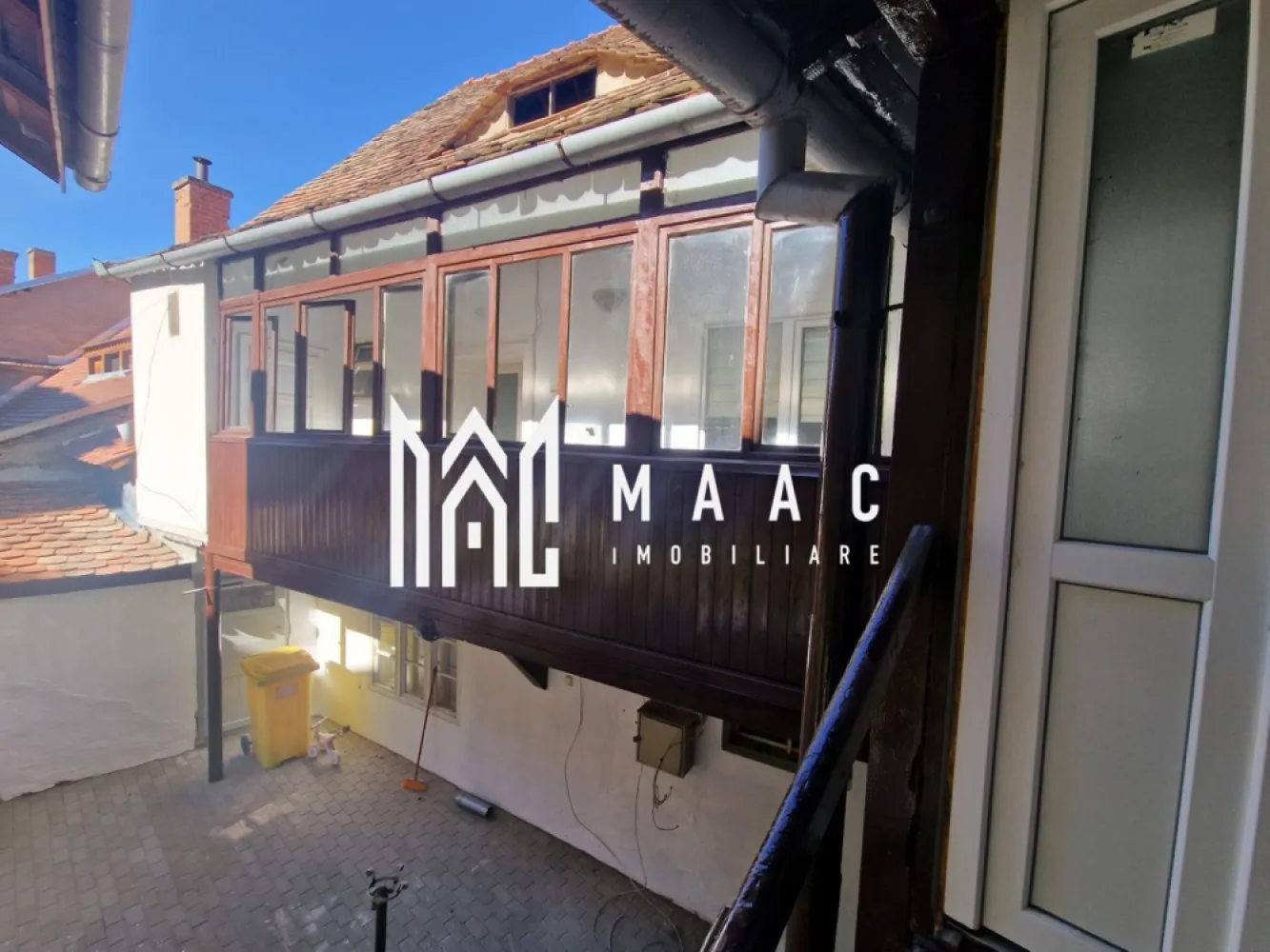 Apartament 3 camere curte privata zona Centrala - MAAC Imobiliare vă propune spre vânzare un apartament generos, situat într-o zonă ultracentrală din Sibiu, la doar câteva minute de mers pe jos până în Piața Mare, una dintre cele mai căutate locații din oraș, ideală atât pentru locuire, cât și pentru investiție.

Apartamentul este amplasat la etajul 1 și se vinde complet mobilat, fiind pregătit pentru utilizare imediată. Datorită compartimentării versatile, proprietatea este potrivită inclusiv pentru închirieri în regim hotelier, oferind un spațiu separat cu baie proprie, ideal pentru oaspeți, birou sau cameră de copii. Suprafața utilă de 66 mp este eficient distribuită, oferind confort și funcționalitate într-o zonă premium a orașului.

Compartimentarea este practică și bine organizată, incluzând spații luminoase și acces facil între încăperi, iar elementele precum terasa și pivnița adaugă un plus de valoare proprietății.

-dormitor
-baie cu geam
-living
-hol de intrare
-bucătărie
-cameră separată cu baie proprie
-anexă
-terasă
-pivniță

Pentru mai multe detalii vă rugăm să menționați CP3006258 la telefon.