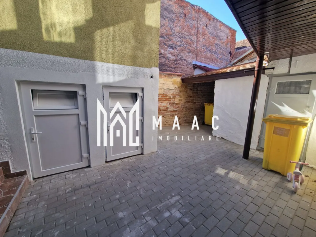Apartament 3 camere curte privata zona Centrala - MAAC Imobiliare vă propune spre vânzare un apartament generos, situat într-o zonă ultracentrală din Sibiu, la doar câteva minute de mers pe jos până în Piața Mare, una dintre cele mai căutate locații din oraș, ideală atât pentru locuire, cât și pentru investiție.

Apartamentul este amplasat la etajul 1 și se vinde complet mobilat, fiind pregătit pentru utilizare imediată. Datorită compartimentării versatile, proprietatea este potrivită inclusiv pentru închirieri în regim hotelier, oferind un spațiu separat cu baie proprie, ideal pentru oaspeți, birou sau cameră de copii. Suprafața utilă de 66 mp este eficient distribuită, oferind confort și funcționalitate într-o zonă premium a orașului.

Compartimentarea este practică și bine organizată, incluzând spații luminoase și acces facil între încăperi, iar elementele precum terasa și pivnița adaugă un plus de valoare proprietății.

-dormitor
-baie cu geam
-living
-hol de intrare
-bucătărie
-cameră separată cu baie proprie
-anexă
-terasă
-pivniță

Pentru mai multe detalii vă rugăm să menționați CP3006258 la telefon.