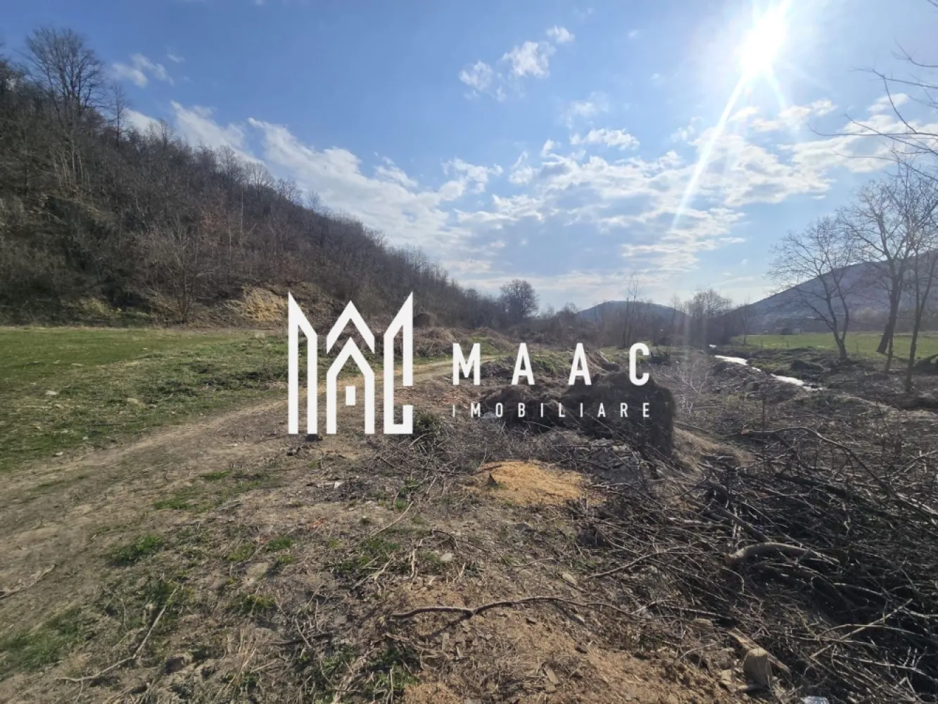Teren 2317 mp INVESTITIE Sibiel - MAAC Imobiliare vă propune spre vânzare un teren cu suprafața de 2317 mp, situat în Sibiel, pe strada Unghiului, după pensiunea River Chalet, într-un cadru natural deosebit, ideal pentru dezvoltarea unei proprietăți de vacanță sau a unei investiții turistice.

Terenul beneficiază de o poziționare privilegiată, având în spate pădurea și în față râul, cu orientare sudică, oferind lumină naturală pe tot parcursul zilei și o perspectivă panoramică asupra împrejurimilor. Locația este potrivită pentru construirea unei cabane, a unei case de locuit sau a unei pensiuni, fiind deja disponibil certificat de urbanism pentru anexe exploatație agricolă.

Utilitățile, respectiv curentul electric și canalizarea, sunt disponibile la aproximativ 60 m de teren, facilitând procesul de racordare.

-suprafață teren 2317 mp
-situat în Sibiel, strada Unghiului, după pensiunea River Chalet
-deschidere către râu și pădure în proximitate
-orientare sudică
-pretabil pentru cabană, casă de locuit sau pensiune
-certificat de urbanism pentru anexe exploatație agricolă
-utilități (curent și canalizare) la 60 m

Pentru mai multe detalii vă rugăm să menționați CP3008646 la telefon.