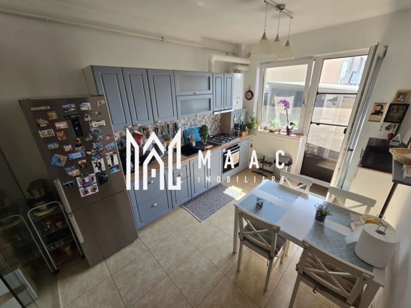Apartament modern cu gradina 85 mp READY TO MOVE - MAAC Imobiliare vă propune spre vânzare un apartament cu 3 camere, format din 2 dormitoare și living cu bucătărie, situat într-o zonă liniștită, ideal pentru cei care își doresc confortul unui apartament îmbinat cu avantajele unei case. Proprietatea este pregătită pentru mutare imediată, oferind un echilibru optim între funcționalitate, intimitate și spațiu exterior.

Apartamentul beneficiază de o compartimentare practică, cu spații luminoase și bine organizate, fiind potrivit atât pentru locuință personală, cât și pentru investiție. Unul dintre principalele avantaje este grădina proprie de 85 mp, un element rar întâlnit, ideal pentru relaxare, activități în aer liber sau pentru familiile cu copii și animale de companie. În curte se regăsește o filigorie acoperită, perfectă pentru petrecerea timpului liber, precum și sursă de apă.

Proprietatea dispune de loc de parcare inclus, cu posibilitatea de parcare și în interiorul curții, oferind un plus de confort și siguranță. Zona asigură acces facil către puncte de interes, având în apropiere stație de autobuz și magazin alimentar.

-3 camere (2 dormitoare și living cu bucătărie)
-spații luminoase și bine compartimentate
-grădină proprie 85 mp
-filigorie acoperită în curte
-sursă de apă în curte
-loc de parcare inclus
-posibilitate de parcare în interiorul curții
-zonă liniștită cu acces facil

Pentru mai multe detalii și vizionări vă rugăm să menționați CP3008870 la telefon.