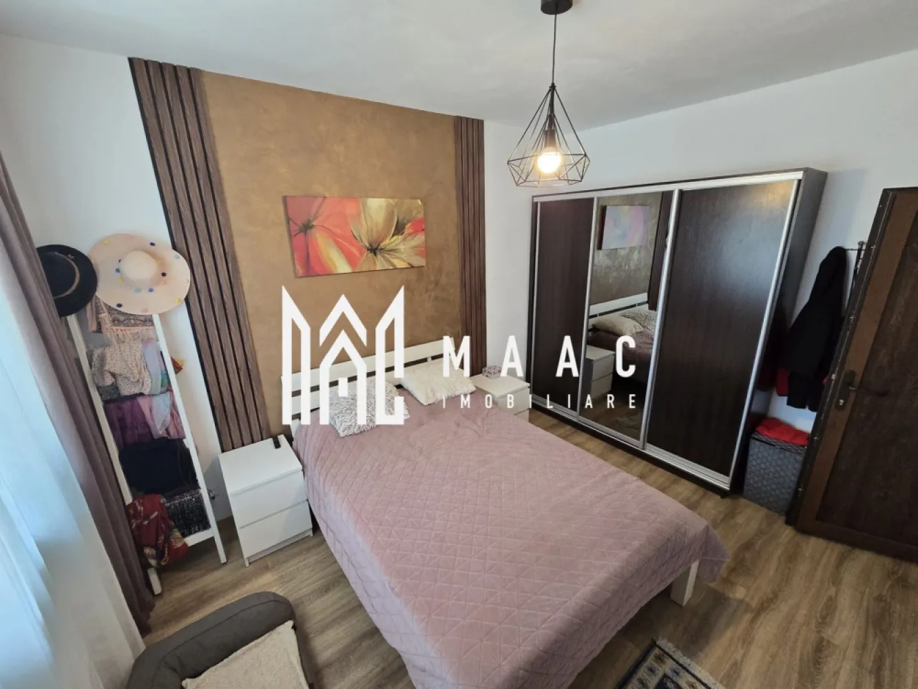 Apartament modern cu gradina 85 mp READY TO MOVE - MAAC Imobiliare vă propune spre vânzare un apartament cu 3 camere, format din 2 dormitoare și living cu bucătărie, situat într-o zonă liniștită, ideal pentru cei care își doresc confortul unui apartament îmbinat cu avantajele unei case. Proprietatea este pregătită pentru mutare imediată, oferind un echilibru optim între funcționalitate, intimitate și spațiu exterior.

Apartamentul beneficiază de o compartimentare practică, cu spații luminoase și bine organizate, fiind potrivit atât pentru locuință personală, cât și pentru investiție. Unul dintre principalele avantaje este grădina proprie de 85 mp, un element rar întâlnit, ideal pentru relaxare, activități în aer liber sau pentru familiile cu copii și animale de companie. În curte se regăsește o filigorie acoperită, perfectă pentru petrecerea timpului liber, precum și sursă de apă.

Proprietatea dispune de loc de parcare inclus, cu posibilitatea de parcare și în interiorul curții, oferind un plus de confort și siguranță. Zona asigură acces facil către puncte de interes, având în apropiere stație de autobuz și magazin alimentar.

-3 camere (2 dormitoare și living cu bucătărie)
-spații luminoase și bine compartimentate
-grădină proprie 85 mp
-filigorie acoperită în curte
-sursă de apă în curte
-loc de parcare inclus
-posibilitate de parcare în interiorul curții
-zonă liniștită cu acces facil

Pentru mai multe detalii și vizionări vă rugăm să menționați CP3008870 la telefon.