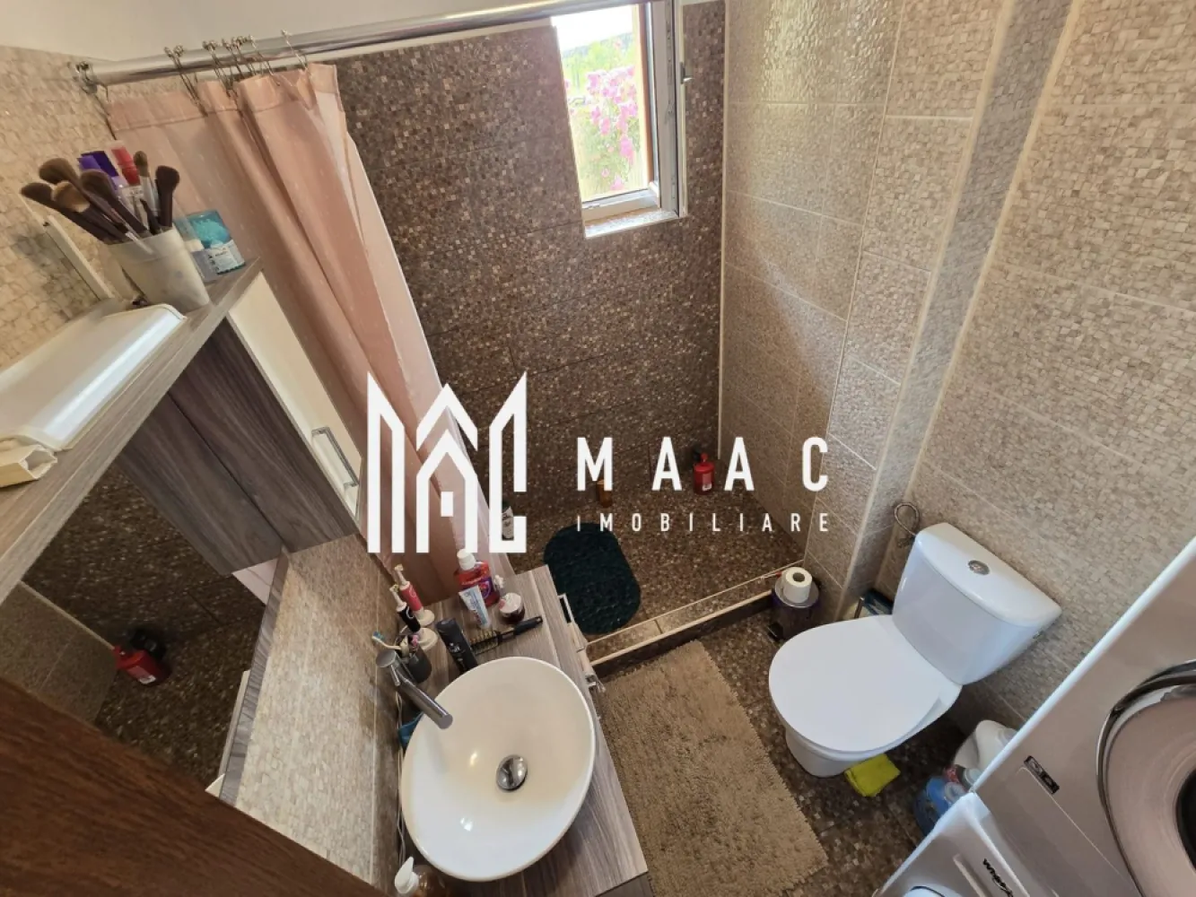Apartament modern cu gradina 85 mp READY TO MOVE - MAAC Imobiliare vă propune spre vânzare un apartament cu 3 camere, format din 2 dormitoare și living cu bucătărie, situat într-o zonă liniștită, ideal pentru cei care își doresc confortul unui apartament îmbinat cu avantajele unei case. Proprietatea este pregătită pentru mutare imediată, oferind un echilibru optim între funcționalitate, intimitate și spațiu exterior.

Apartamentul beneficiază de o compartimentare practică, cu spații luminoase și bine organizate, fiind potrivit atât pentru locuință personală, cât și pentru investiție. Unul dintre principalele avantaje este grădina proprie de 85 mp, un element rar întâlnit, ideal pentru relaxare, activități în aer liber sau pentru familiile cu copii și animale de companie. În curte se regăsește o filigorie acoperită, perfectă pentru petrecerea timpului liber, precum și sursă de apă.

Proprietatea dispune de loc de parcare inclus, cu posibilitatea de parcare și în interiorul curții, oferind un plus de confort și siguranță. Zona asigură acces facil către puncte de interes, având în apropiere stație de autobuz și magazin alimentar.

-3 camere (2 dormitoare și living cu bucătărie)
-spații luminoase și bine compartimentate
-grădină proprie 85 mp
-filigorie acoperită în curte
-sursă de apă în curte
-loc de parcare inclus
-posibilitate de parcare în interiorul curții
-zonă liniștită cu acces facil

Pentru mai multe detalii și vizionări vă rugăm să menționați CP3008870 la telefon.