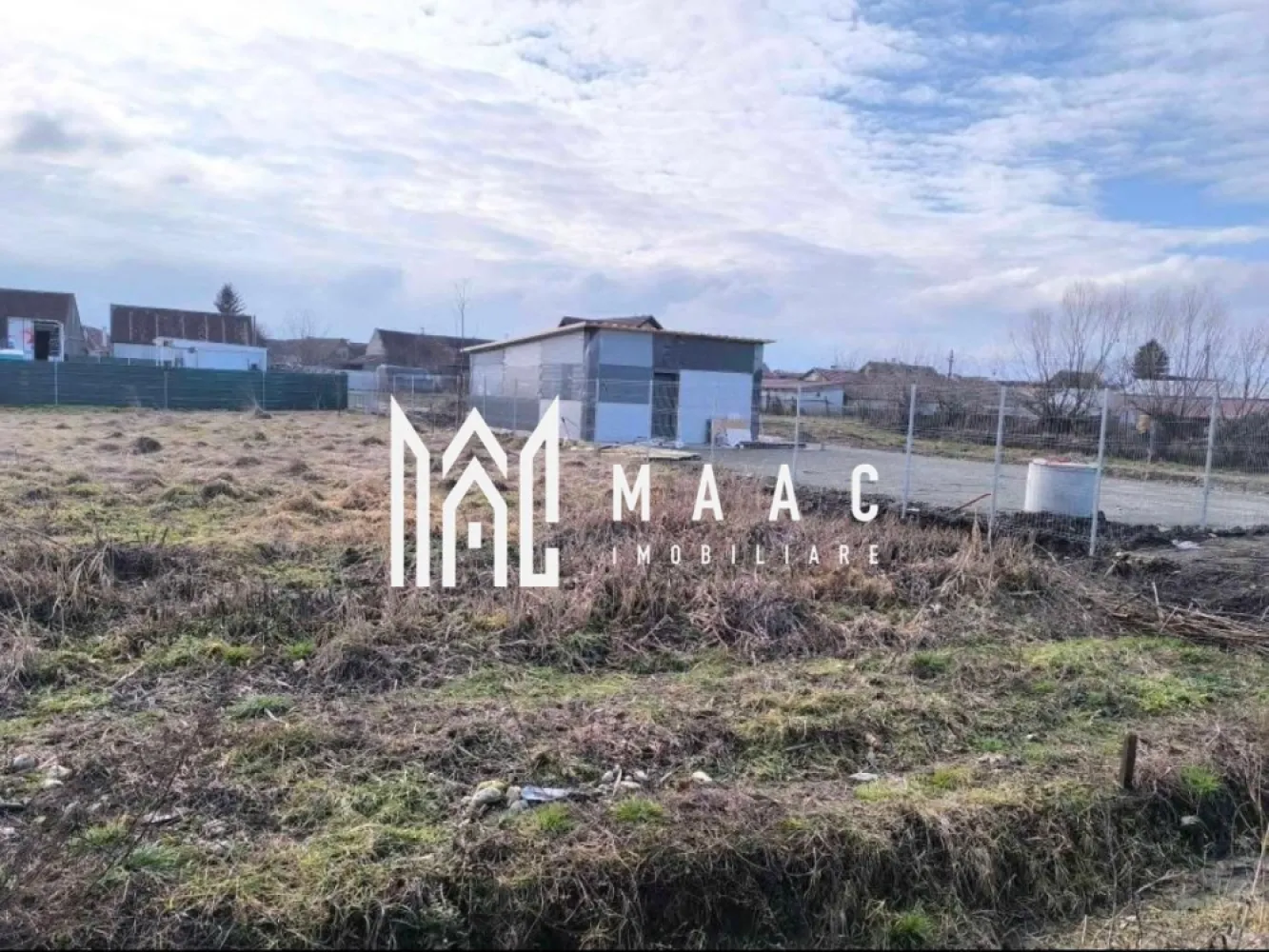 Teren 696 mp în Cristian | utilități pe teren | deschidere la 2 străzi - MAAC Imobiliare vă propune spre vânzare un teren în suprafață de 696 mp, situat în localitatea Cristian, într-o zonă exclusivă de case, apreciată pentru liniște și aer curat.

Terenul beneficiază de o poziționare excelentă, având deschidere la două străzi paralele, aspect ce oferă multiple posibilități de acces și compartimentare, fiind ideal atât pentru construcție rezidențială, cât și pentru investiție.

Un avantaj major îl reprezintă faptul că toate utilitățile (apă, gaz, curent, canalizare) se află deja pe teren, ceea ce reduce considerabil costurile și timpul necesar demarării construcției.

Proprietatea dispune în prezent de autorizație de construire pentru o casă cu 2 apartamente, fiind perfectă pentru două familii sau pentru locuire + investiție (închiriere). Totodată, există posibilitatea obținerii unei noi autorizații, în funcție de preferințele viitorului proprietar.

Zona este una foarte liniștită, cu trafic redus, ideală pentru familii care își doresc confort, intimitate și siguranță.

Pentru mai multe detalii specificati ca ati vazut anuntul cu ID: CP3008309