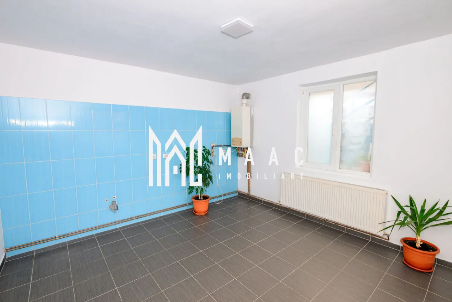SPATIU COMERCIAL DE INCHIRIAT| ZONA MALL-ul NOU| CENTRALA TERMICA - 🏢 Maac Imobiliare propune spre închiriere spațiu comercial – zona Mall Nou, Strada Ferdinand, Râmnicu Vâlcea

Maac Imobiliare propune spre închiriere un spațiu comercial situat într-o zonă excelentă, pe Strada Ferdinand, în apropierea Mall-ului Nou din Râmnicu Vâlcea.

📐 Suprafață totală: 76 mp, compartimentată în două încăperi de câte 50 mp fiecare – ideal pentru birouri, showroom, salon, cabinet sau alte activități comerciale.

🔥 Spațiul este dotat cu centrală termică proprie, oferind confort termic pe tot parcursul anului.

✔️ Avantaje:

Compartimentare practică și flexibilă
Acces facil și vizibilitate excelentă

💰 Preț: 600 € / lună
📞 Pentru mai multe detalii sau vizionări: Maac Imobiliare CP2812290