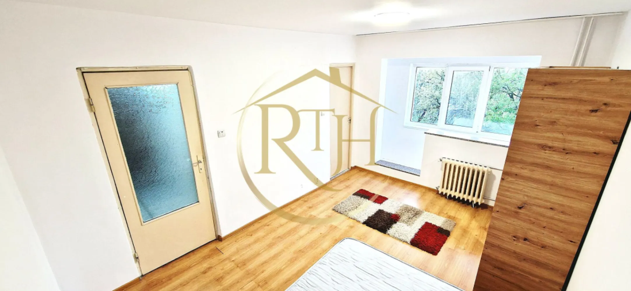 0% Comision . Apartament 1 camera, langa Iulius Mall - Se oferă spre închiriere un apartament cu 1 cameră, situat în zona Aradului, una dintre cele mai apreciate și bine conectate zone ale Timișoarei, la doar câteva minute de Iulius Mall. Locuința are o suprafață utilă de 27 mp și este amplasată la etajul 3 al unui bloc cu 4 etaje, bine întreținut și eficient izolat termic, ceea ce asigură un nivel ridicat de confort și costuri reduse la întreținere.

Apartamentul este compus din hol cu spațiu de depozitare, baie, cameră, bucătărie separată și balcon. Se închiriază complet mobilat și utilat, fiind dotat cu mașină de spălat, aragaz și frigider. Proprietatea a fost recent renovată după plecarea ultimilor chiriași și se predă curată, pregătită pentru mutare imediată. În plus, urmează să fie montate jaluzele la balcon, oferind un plus de confort și intimitate. Încălzirea se realizează prin sistemul de termoficare.

Poziționarea este unul dintre principalele avantaje ale acestei proprietăți, având acces rapid către Lidl, Piața Dacia, Iulius Mall, Dedeman, Kapa Center, Euro Shopping Center, precum și către școli, grădinițe, farmacii, bănci și alte facilități necesare vieții de zi cu zi. Zona beneficiază de conexiuni excelente către toate punctele importante ale orașului și de acces facil la mijloacele de transport în comun.

Apartamentul este ideal pentru o persoană sau un cuplu care își dorește o locuință practică, bine amplasată și gata de mutare.

Prețul chiriei este de 260 euro/lună, cu o garanție în valoare de 260 euro. Proprietatea este disponibilă imediat și nu se acceptă animale de companie.

Proprietate reprezentată de RealTimHouse.ro – Un pas spre un loc doar al tău!