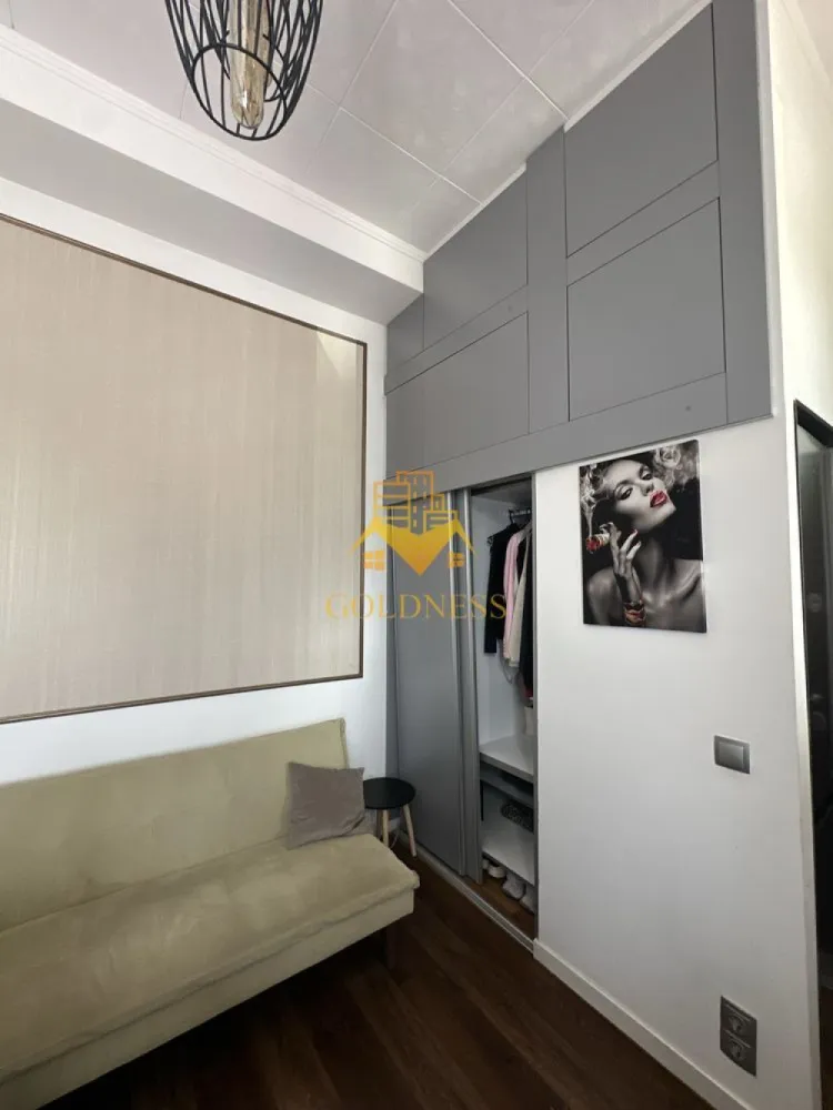 1 camera, Zorilor, Premium, UMF, USAMV, UTCN, Observatorului, Centrala - GOLDNESS Imobiliare vă propune spre închiriere un apartament cu 1 camere complet mobilat și utilat, la Parter într-un imobil de 4 etaje, în Cartierul Zorilor, zona UMF/USAMV.

USAMV la distanță de (1.3KM) 
UMF la distanță de (1.0KM)

Se află în apropierea stațiilor de transport în comun, magazine, restaurante, spații verzi, farmacii, etc. 

Apartamentul este compartimentat astfel:
 - camera cu pat matrimonial, dressing, noptiere
 - canapea extensibilă 
 - bucătărie complet utilată și mobilată 
 - baie cu dus walkin , calorifer port prosop și dulap pentru depozitare.

Imobilul este dotat cu toate cele necesare- centrală proprie, frigider, aragaz, hotă, mașină de spălat haine, etc. 

Dacă sunteți interesați de acest apartament și doriți să îl vizionați, dar și pentru alte oferte nu ezitați să ne contactați telefonic sau prin e-mail. Vă stăm la dispoziție!
Pentru intermediere se percepe un comision de 50% din prețul chiriei!