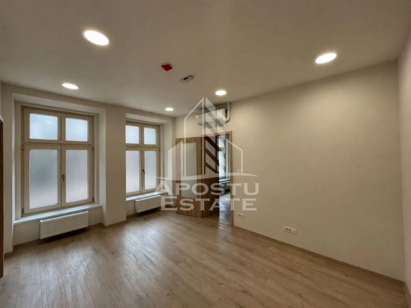 Spatiu birouri, SAD, 37 mp, Zona Ultracentrala Piata Unirii - Agentia imobiliara APOSTU ESTATE va ofera spre inchiriere spatiu pentru birouri,SAD, de 37 mp, langa Piata Unirii Timisoara.

Spatiu este amplasat la etajul 1 al unei cladiri istorice renovate complet, are suprafata totala de 37 mp si este compartimentat in 3 incaperi, 1 grup sanitar si chicineta ( conform plan atasat).
Confortul termic este asigurat de centrala proprie pe gaz si aparate de climatizare.
Contorizarea utilitatilor este separata.|
La inchirierea spatiului se achita doua luni de chirie ca si garantie.

Pentru mai multe detalii sau pentru stabilirea unei vizionari nu ezitati sa ne contactati.
CP3216415