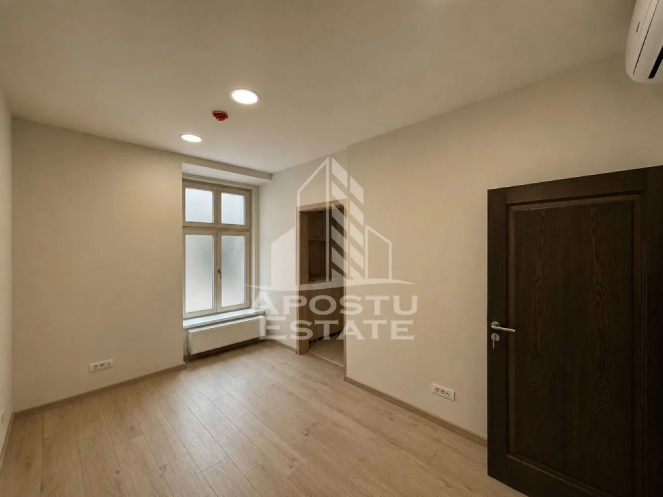 Spatiu birouri, SAD, 37 mp, Zona Ultracentrala Piata Unirii - Agentia imobiliara APOSTU ESTATE va ofera spre inchiriere spatiu pentru birouri,SAD, de 37 mp, langa Piata Unirii Timisoara.

Spatiu este amplasat la etajul 1 al unei cladiri istorice renovate complet, are suprafata totala de 37 mp si este compartimentat in 3 incaperi, 1 grup sanitar si chicineta ( conform plan atasat).
Confortul termic este asigurat de centrala proprie pe gaz si aparate de climatizare.
Contorizarea utilitatilor este separata.|
La inchirierea spatiului se achita doua luni de chirie ca si garantie.

Pentru mai multe detalii sau pentru stabilirea unei vizionari nu ezitati sa ne contactati.
CP3216415