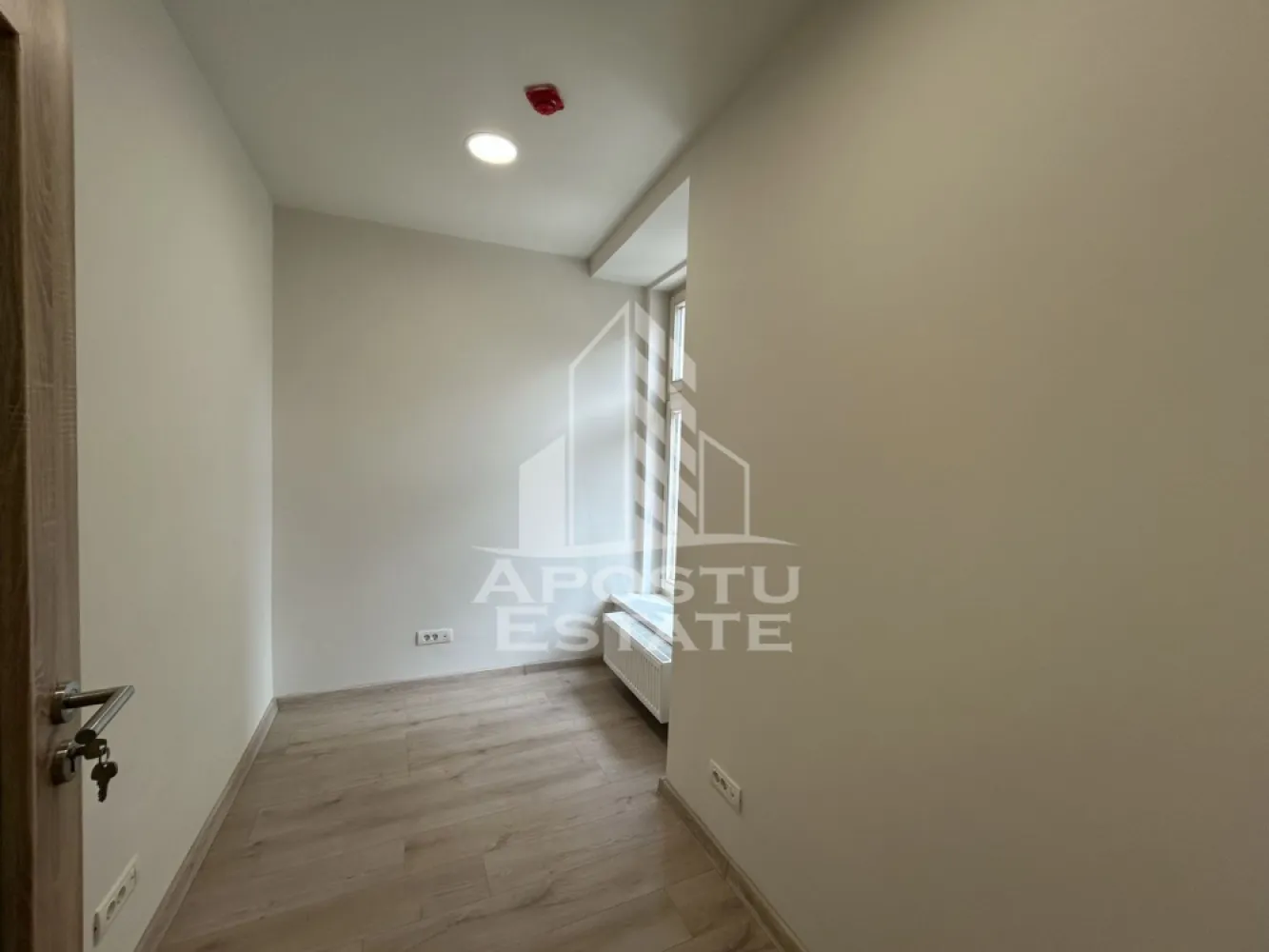 Spatiu birouri, SAD, 37 mp, Zona Ultracentrala Piata Unirii - Agentia imobiliara APOSTU ESTATE va ofera spre inchiriere spatiu pentru birouri,SAD, de 37 mp, langa Piata Unirii Timisoara.

Spatiu este amplasat la etajul 1 al unei cladiri istorice renovate complet, are suprafata totala de 37 mp si este compartimentat in 3 incaperi, 1 grup sanitar si chicineta ( conform plan atasat).
Confortul termic este asigurat de centrala proprie pe gaz si aparate de climatizare.
Contorizarea utilitatilor este separata.|
La inchirierea spatiului se achita doua luni de chirie ca si garantie.

Pentru mai multe detalii sau pentru stabilirea unei vizionari nu ezitati sa ne contactati.
CP3216415