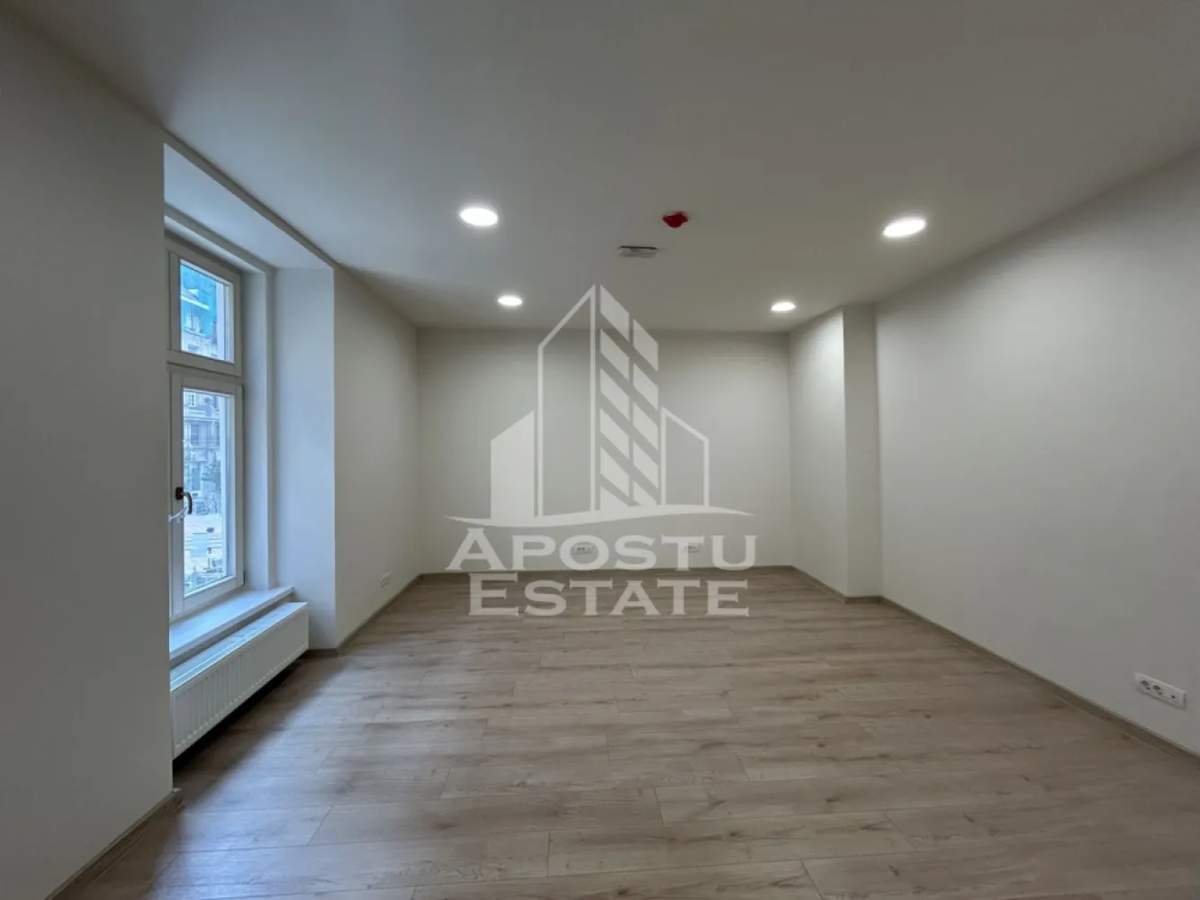 Spatiu birouri, SAD, 68 mp, Zona Ultracentrala Piata Unirii - Agentia imobiliara APOSTU ESTATE va ofera spre inchiriere spatiu pentru birouri,SAD, de 68 mp, langa Piata Unirii Timisoara.

Spatiu este amplasat la etajul 1 al unei cladiri istorice renovate complet, are suprafata totala de 68 mp si este compartimentat in 2 incaperi, 1 grup sanitar, hol si chicineta( conform plan atasat).
Confortul termic este asigurat de centrala proprie pe gaz si aparate de climatizare.
Contorizarea utilitatilor este separata.|
La inchirierea spatiului se achita doua luni de chirie ca si garantie.

Pentru mai multe detalii sau pentru stabilirea unei vizionari nu ezitati sa ne contactati.
CP3216423
