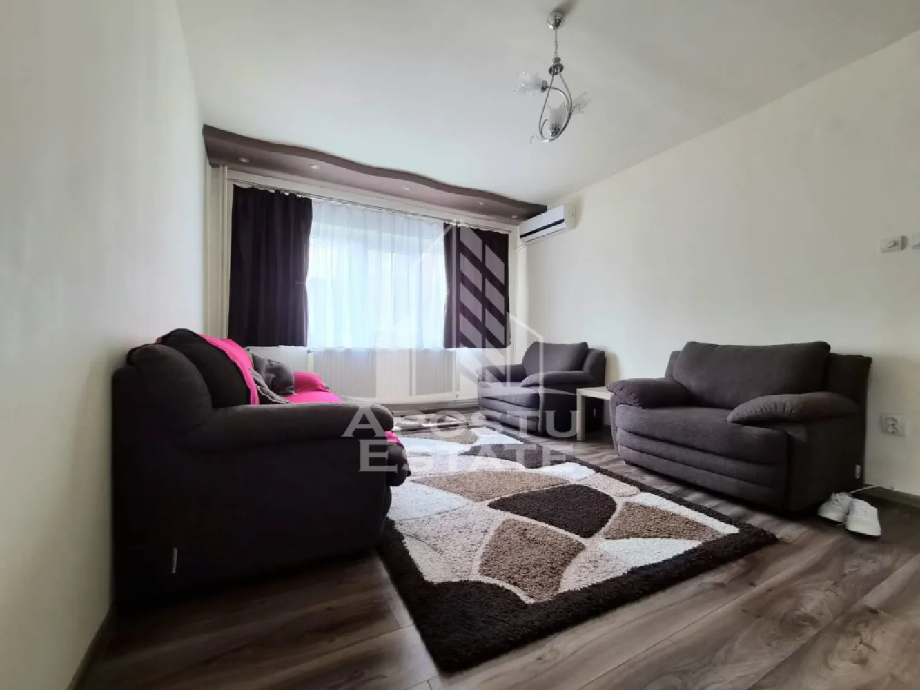 Apartament doua camere,Zona Mioritei - Apostu Estate vă oferă spre închiriere un apartament cu 2 camere, complet mobilat și utilat, amenajat cu finisaje moderne. Locuința este spațioasă, luminoasă și foarte bine compartimentată, fiind ideală pentru un cuplu sau o familie.
Apartamentul este situat într-o zonă liniștită, în apropierea parcurilor, spațiilor verzi, magazinelor și a mijloacelor de transport, oferind confort și acces facil la toate facilitățile necesare. În plus, beneficiază de un loc de parcare, un avantaj important pentru viitorii chiriași.
Pentru mai multe informații și pentru programarea unei vizionări, vă așteptăm să ne contactați!
CP3217898