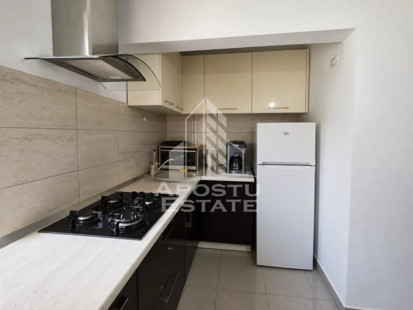 Apartament doua camere,Zona Mioritei - Apostu Estate vă oferă spre închiriere un apartament cu 2 camere, complet mobilat și utilat, amenajat cu finisaje moderne. Locuința este spațioasă, luminoasă și foarte bine compartimentată, fiind ideală pentru un cuplu sau o familie.
Apartamentul este situat într-o zonă liniștită, în apropierea parcurilor, spațiilor verzi, magazinelor și a mijloacelor de transport, oferind confort și acces facil la toate facilitățile necesare. În plus, beneficiază de un loc de parcare, un avantaj important pentru viitorii chiriași.
Pentru mai multe informații și pentru programarea unei vizionări, vă așteptăm să ne contactați!
CP3217898