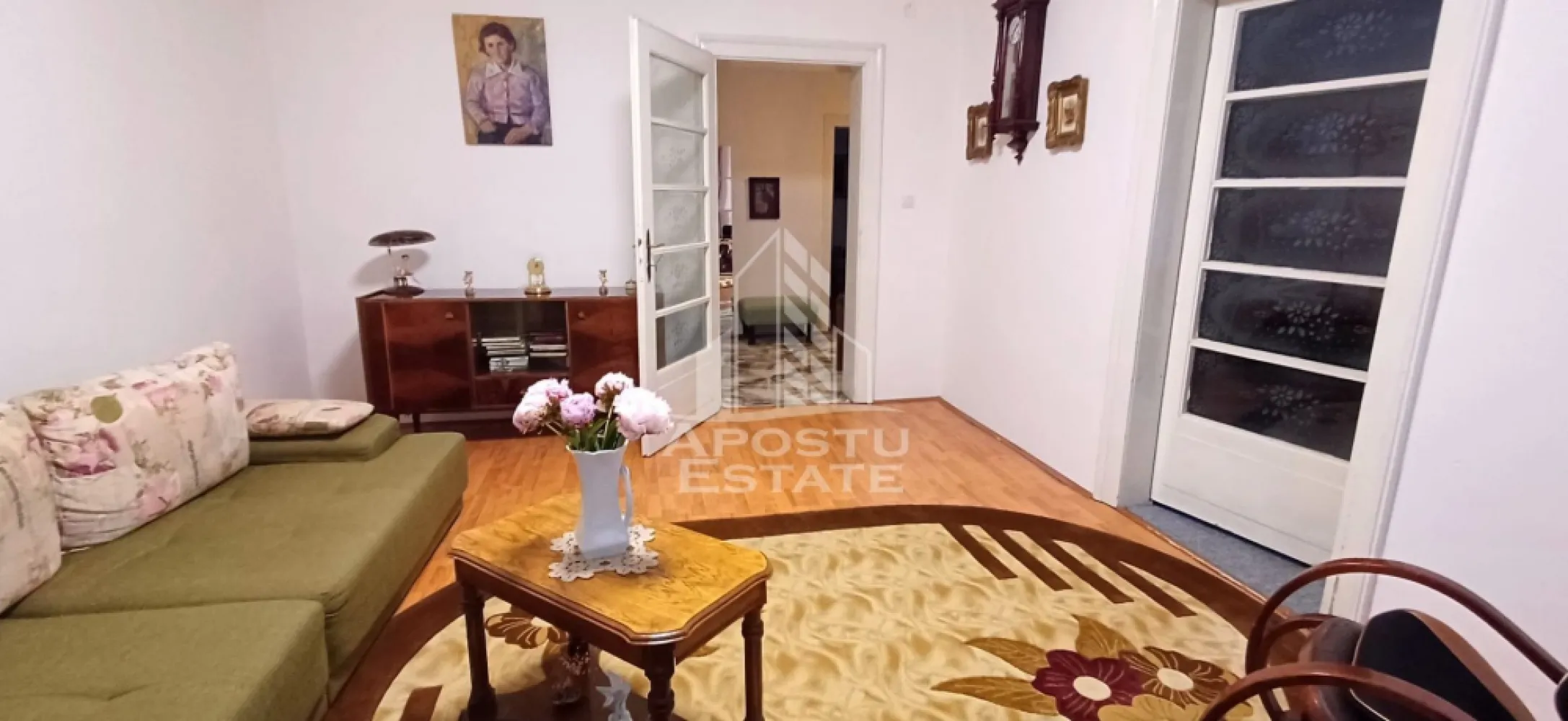 Casa din caramida de vanzare Freidorf Timisoara - APOSTU ESTATE va propune spre vanzare o casa din caramida, cu 497 teren, situata langa Lidl, Freidorf.

Suprafata terenului este de 497 mp, iar casa are urmatoarea compartimentare:

-bucatarie mare ( 16 mpu) cu veranda;
-camara;
-hol;
-camera;
-baie;
-doua dormitoare;
-terasa acoperita;
-diferite anexe gospodaresti.

Locatia este linistita, cu acces rapid la Lidl din Freidorf, diferite unitati de invatamant si mijloace de transport in comun.

Incalzirea se face prin centrala pe gaz.

Va invitam la o vizionare chiar astazi.

CP2877975