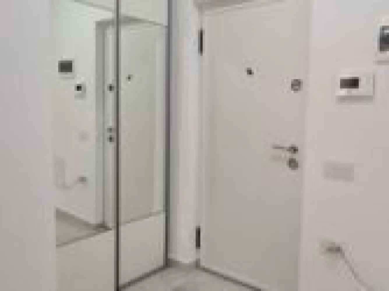 De inchiriat apartament cu 2 camere, Parter, Micro 17, 550 euro - Agentia Mag Invest oferă spre închiriere un apartament modern cu 2 camere, situat la etajul 2, într-un bloc nou, amplasat într-o zonă foarte bună, micro 17, lângă supermarketul Penny și parc, cu acces facil către magazine, mijloace de transport și alte puncte de interes.
Apartamentul este spațios, dispune de balcon și este amenajat cu mobilier de lux, fiind complet mobilat și utilat, gata pentru mutare imediată.
Dotări:
- încălzire în pardoseală;
- mobilier modern, de calitate superioară;
- electrocasnice complete;
- balcon;
- finisaje premium.
Preț chirie: 550 €/lună
Loc de parcare: 50 €/lună (opțional).
Garantie returnabila 550 euro.
Se percepe comision de tranzactionare de la chirias.
Apartamentul este ideal pentru un cuplu sau pentru o persoană care își dorește un stil de viață modern, într-o locație liniștită, aproape de toate facilitățile necesare.
Pentru mai multe informații și programarea unei vizionări, vă rugăm să ne contactați telefonic 0746.252.252 Liliana Ene.
