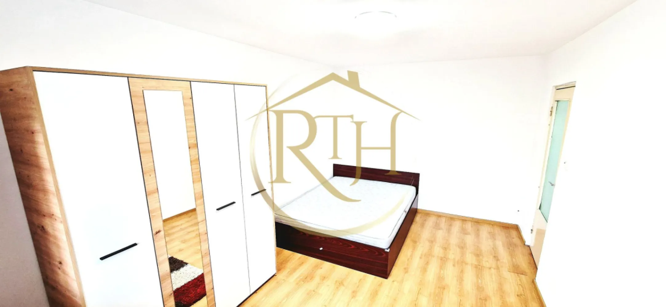 0% Comision . Apartament 1 camera, langa Iulius Mall - Se oferă spre închiriere un apartament cu 1 cameră, situat în zona Aradului, una dintre cele mai apreciate și bine conectate zone ale Timișoarei, la doar câteva minute de Iulius Mall. Locuința are o suprafață utilă de 27 mp și este amplasată la etajul 3 al unui bloc cu 4 etaje, bine întreținut și eficient izolat termic, ceea ce asigură un nivel ridicat de confort și costuri reduse la întreținere.

Apartamentul este compus din hol cu spațiu de depozitare, baie, cameră, bucătărie separată și balcon. Se închiriază complet mobilat și utilat, fiind dotat cu mașină de spălat, aragaz și frigider. Proprietatea a fost recent renovată după plecarea ultimilor chiriași și se predă curată, pregătită pentru mutare imediată. În plus, urmează să fie montate jaluzele la balcon, oferind un plus de confort și intimitate. Încălzirea se realizează prin sistemul de termoficare.

Poziționarea este unul dintre principalele avantaje ale acestei proprietăți, având acces rapid către Lidl, Piața Dacia, Iulius Mall, Dedeman, Kapa Center, Euro Shopping Center, precum și către școli, grădinițe, farmacii, bănci și alte facilități necesare vieții de zi cu zi. Zona beneficiază de conexiuni excelente către toate punctele importante ale orașului și de acces facil la mijloacele de transport în comun.

Apartamentul este ideal pentru o persoană sau un cuplu care își dorește o locuință practică, bine amplasată și gata de mutare.

Prețul chiriei este de 260 euro/lună, cu o garanție în valoare de 260 euro. Proprietatea este disponibilă imediat și nu se acceptă animale de companie.

Proprietate reprezentată de RealTimHouse.ro – Un pas spre un loc doar al tău!