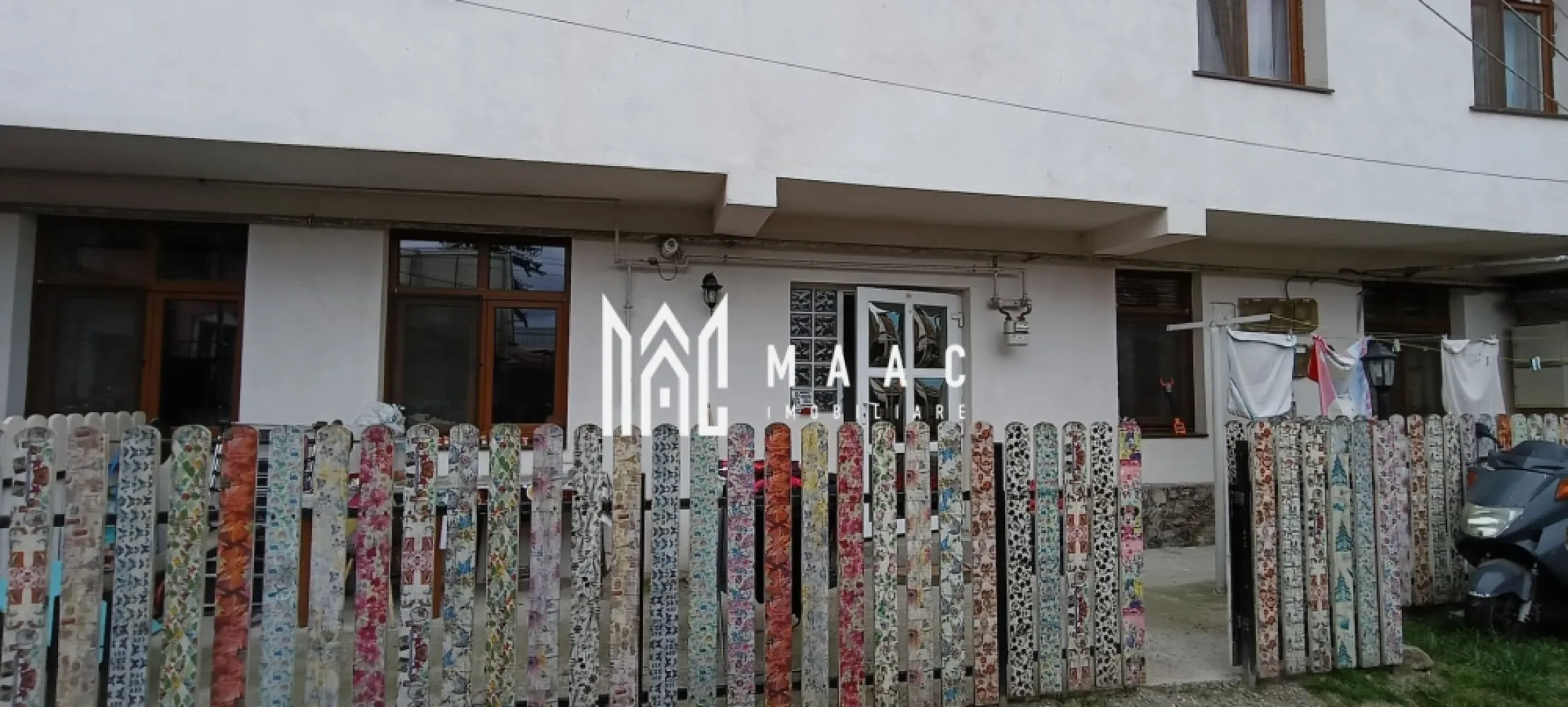 Casă | 120 MPU | 3 camere | Central - MAAC Imobiliare vă propune spre vânzare o casă mobilată, situată în zona străzii 9 Mai ,strategic pentru a oferi un acces rapid către Centrul Istoric, piața agro-alimentară Cibin, facultăți, școli și grădinițe, fiind o variantă potrivită pentru cei care vor sa fie aproape de punctele de interes ale orașului.

Compartimentarea este pe parter și etaj, după cum urmează:

Parter: Hol, living, bucătarie separată și baie.

Etaj: Hol, pod , 2 dormitoare si baie.

Podul este mansardabil, putând fi amenajat ca spațiu de locuit suplimentar.

Puncte de reper in apropiere:
Strada 9 Mai

Piața Cibin

Centrul vechi la mică distanță de mers pe jos

La câțiva pași , stație de autobuz

Caracteristici:
120 mp utili

Curte comună, dar vecini liniștiți ,o mică parte de curte cu gard proprie aprox.20 mp, unde se poate lua în considerare o mică terasă, și spațiu depozitare în spate îngrădit aprox.30 m,pentru: depozitare,loc de joacă copii mic, sau pentru animale precum cățeluși etc.

2 băi

Izolație exterioară

Construcție cărămidă

Achiziția se poate face prin credit bancar sau din surse proprii.

Pentru mai multe detalii sau pentru a programa o vizionare, contactați-ne și specificați codul proprietății ID : CP2997124