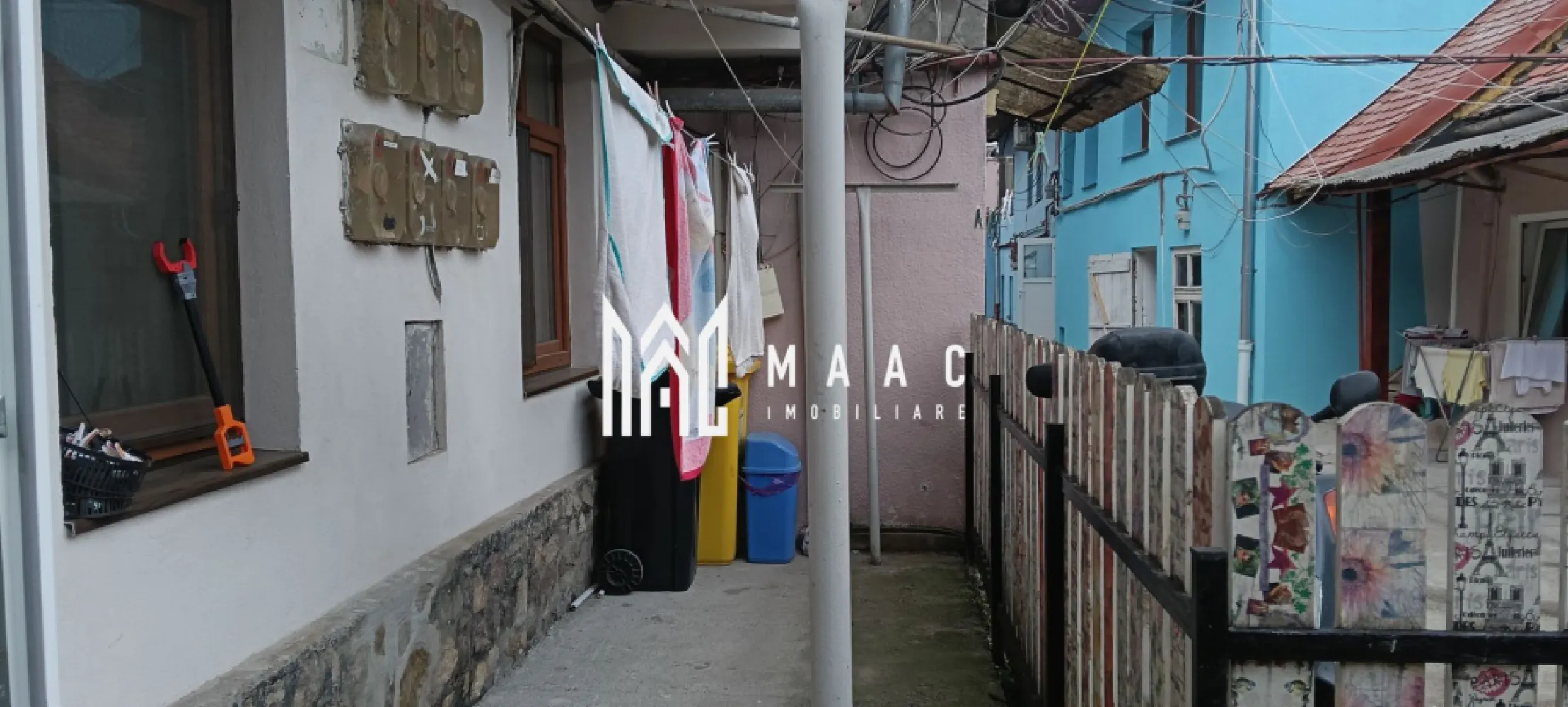 Casă | 120 MPU | 3 camere | Central - MAAC Imobiliare vă propune spre vânzare o casă mobilată, situată în zona străzii 9 Mai ,strategic pentru a oferi un acces rapid către Centrul Istoric, piața agro-alimentară Cibin, facultăți, școli și grădinițe, fiind o variantă potrivită pentru cei care vor sa fie aproape de punctele de interes ale orașului.

Compartimentarea este pe parter și etaj, după cum urmează:

Parter: Hol, living, bucătarie separată și baie.

Etaj: Hol, pod , 2 dormitoare si baie.

Podul este mansardabil, putând fi amenajat ca spațiu de locuit suplimentar.

Puncte de reper in apropiere:
Strada 9 Mai

Piața Cibin

Centrul vechi la mică distanță de mers pe jos

La câțiva pași , stație de autobuz

Caracteristici:
120 mp utili

Curte comună, dar vecini liniștiți ,o mică parte de curte cu gard proprie aprox.20 mp, unde se poate lua în considerare o mică terasă, și spațiu depozitare în spate îngrădit aprox.30 m,pentru: depozitare,loc de joacă copii mic, sau pentru animale precum cățeluși etc.

2 băi

Izolație exterioară

Construcție cărămidă

Achiziția se poate face prin credit bancar sau din surse proprii.

Pentru mai multe detalii sau pentru a programa o vizionare, contactați-ne și specificați codul proprietății ID : CP2997124