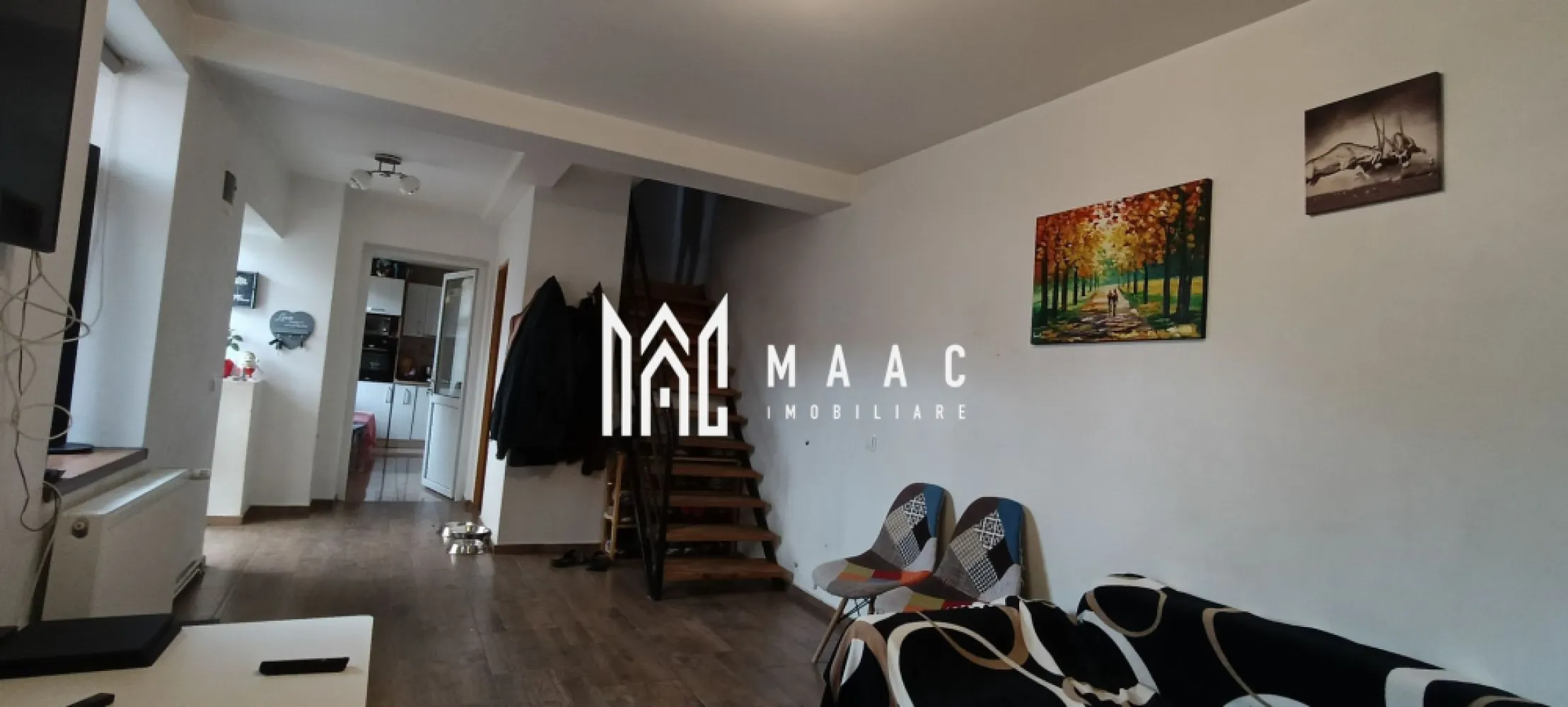 Casă | 120 MPU | 3 camere | Central - MAAC Imobiliare vă propune spre vânzare o casă mobilată, situată în zona străzii 9 Mai ,strategic pentru a oferi un acces rapid către Centrul Istoric, piața agro-alimentară Cibin, facultăți, școli și grădinițe, fiind o variantă potrivită pentru cei care vor sa fie aproape de punctele de interes ale orașului.

Compartimentarea este pe parter și etaj, după cum urmează:

Parter: Hol, living, bucătarie separată și baie.

Etaj: Hol, pod , 2 dormitoare si baie.

Podul este mansardabil, putând fi amenajat ca spațiu de locuit suplimentar.

Puncte de reper in apropiere:
Strada 9 Mai

Piața Cibin

Centrul vechi la mică distanță de mers pe jos

La câțiva pași , stație de autobuz

Caracteristici:
120 mp utili

Curte comună, dar vecini liniștiți ,o mică parte de curte cu gard proprie aprox.20 mp, unde se poate lua în considerare o mică terasă, și spațiu depozitare în spate îngrădit aprox.30 m,pentru: depozitare,loc de joacă copii mic, sau pentru animale precum cățeluși etc.

2 băi

Izolație exterioară

Construcție cărămidă

Achiziția se poate face prin credit bancar sau din surse proprii.

Pentru mai multe detalii sau pentru a programa o vizionare, contactați-ne și specificați codul proprietății ID : CP2997124