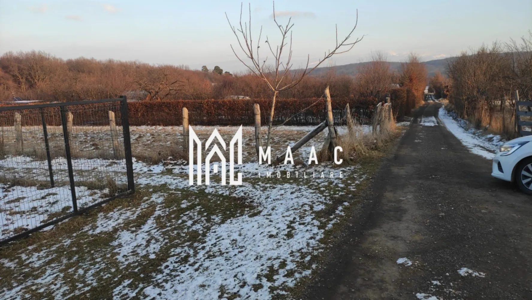 Teren intravilan 1079 mp zona Tropinii Noi Sibiu - MAAC Imobiliare vă propune spre vânzare un teren intravilan cu suprafața de 1079 mp, situat în zona Tropinii Noi din Rășinari, o locație apreciată pentru liniște, aer curat și apropierea de natură. Proprietatea este poziționată în intravilanul Sibiului și beneficiază de o deschidere de 15 ml, fiind deja îngrădită, aspect ce oferă un plus de siguranță și delimitare clară a proprietății.

Terenul se află într-o zonă retrasă și liniștită, ideală pentru construcția unei locuințe, având în proximitate pădurea și oferind o priveliște deosebită către munți. Amplasarea sa îmbină perfect accesul facil către oraș cu avantajele unui cadru natural, fiind potrivit atât pentru investiție, cât și pentru dezvoltarea unei locuințe personale.

Pentru mai multe detalii, vă rugăm să menționați CP3008959 la telefon.