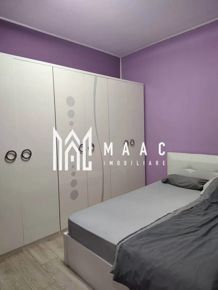 Apartament 2 Camere I Decomandat I Etaj 3 I Mihai Viteazu - Maac Imobiliare vă propune spre vânzare un apartament de 2 camere decomandat, situat la etajul 3/17 al unui imobil din Selimbar, zona Mihai Viteazu - in apropiere de Lidl.

Apartamentul este extrem de spațios și include hol de intrare, living generos, dormitor confortabil, bucătărie separată, baie dotata cu cada și un balcon spațios.

Aferente: loc de parcare.

Imobilul a fost recent renovat și se prezintă în stare excelentă, fiind gata de locuit.

Apartamentul este luminos, aerisit și oferă un mediu plăcut și confortabil.

Zona beneficiază de acces ușor la mijloacele de transport în comun și se află în apropierea diverselor magazine și restaurante, iar apropierea de Lidl și de centrul orașului adaugă un plus de confort și comoditate.

Disponibil imediat!

Pentru mai multe informații sau pentru a stabili o vizionare, nu ezitați să ne contactați, specificând ID: CP3008669