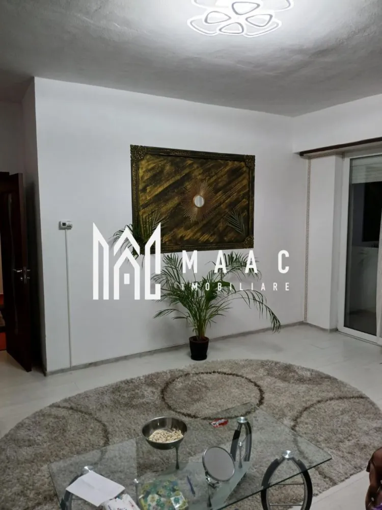 Apartament 2 Camere I Decomandat I Etaj 3 I Mihai Viteazu - Maac Imobiliare vă propune spre vânzare un apartament de 2 camere decomandat, situat la etajul 3/17 al unui imobil din Selimbar, zona Mihai Viteazu - in apropiere de Lidl.

Apartamentul este extrem de spațios și include hol de intrare, living generos, dormitor confortabil, bucătărie separată, baie dotata cu cada și un balcon spațios.

Aferente: loc de parcare.

Imobilul a fost recent renovat și se prezintă în stare excelentă, fiind gata de locuit.

Apartamentul este luminos, aerisit și oferă un mediu plăcut și confortabil.

Zona beneficiază de acces ușor la mijloacele de transport în comun și se află în apropierea diverselor magazine și restaurante, iar apropierea de Lidl și de centrul orașului adaugă un plus de confort și comoditate.

Disponibil imediat!

Pentru mai multe informații sau pentru a stabili o vizionare, nu ezitați să ne contactați, specificând ID: CP3008669