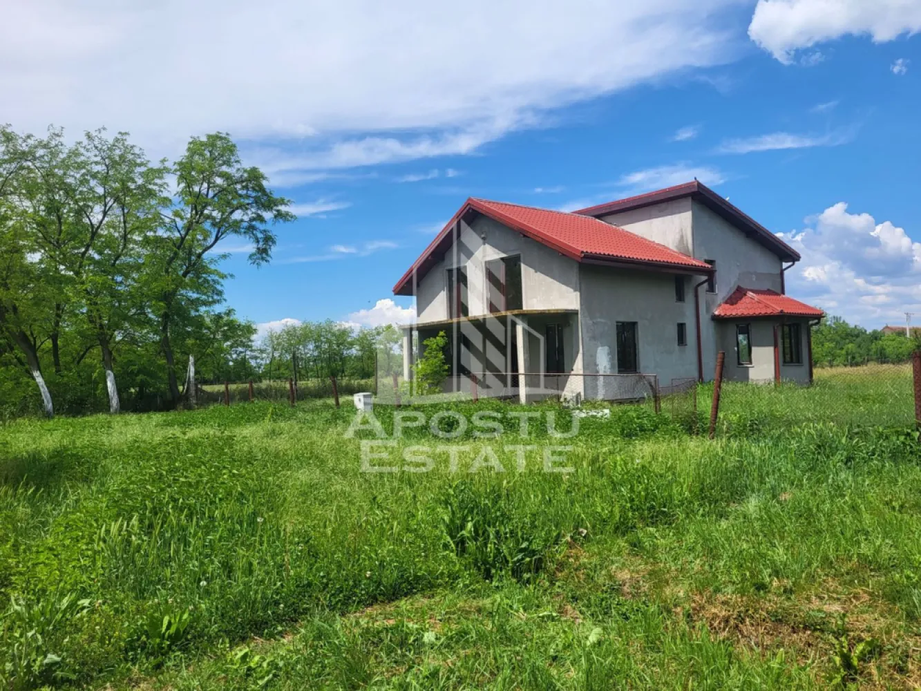 Casa individuala cu 8 camere si terase, teren generos, COMISION 0 - Apostu Estate va ofera spre vanzare o casa individuala, frumos proiectata si bine compartimentata. Se vinde in stadiul actual. Dispune de 8 camere si 2 bai. Construita integral din caramida, in judetul Timis, localitatea Jebel. 

La doar 10 minute fata de localitate Sag si 25 minute fata de Timisoara Shopping City. Departe de zgomotul orasului, de poluarea masiva si de cladirile mari, casa isi asteapta noii proprietari pentru a personaliza-o dupa bunul plac. Aflata in vatra satului, exista acces facil la punctele de interes principale precum market, parc si scoala, dar si la drumul national.

Teren generos de 2311.
Regim inaltime casa: Subsol + Parter + Mansarda.
Suprafata utila: 222 mp

Compartimentare subsol:
- pivnita, 12 mp
Compartimentare parter: 
- sala de sport
- vestibul
- birou 
- baie
- living
- bucatarie cu loc de luat masa
- terasa de 37 mp

Compartimentare mansarda: 
- dormitor
- baie
- dressing
- hol
- dormitor
- balcon de 15 mp
- hobby room
- dormitor
- balcon de 15 mp

Construcite integrala din caramida. Acoperis din tigla. Tamplarie PVC si geamuri termopan.
Strada asfaltata.
Utilitati: apa si curent. Canalizarea la strada, trebuie racordata.

Agentia imobiliara Apostu Estate va ofera consultanta bancara gratuita prin intermediul colaboratorilor nostri pentru alegerea celui mai potrivit tip de credit, astfel incat tu sa devi noul proprietar al acestui apartament.
Va asteptam cu drag la o vizionare.

ID intern: 14608.