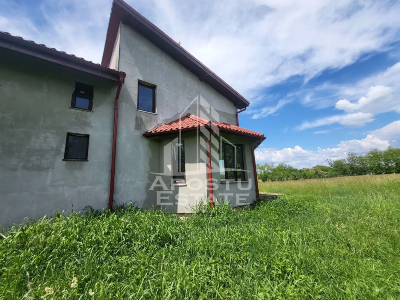 Casa individuala cu 8 camere si terase, teren generos, COMISION 0 - Apostu Estate va ofera spre vanzare o casa individuala, frumos proiectata si bine compartimentata. Se vinde in stadiul actual. Dispune de 8 camere si 2 bai. Construita integral din caramida, in judetul Timis, localitatea Jebel. 

La doar 10 minute fata de localitate Sag si 25 minute fata de Timisoara Shopping City. Departe de zgomotul orasului, de poluarea masiva si de cladirile mari, casa isi asteapta noii proprietari pentru a personaliza-o dupa bunul plac. Aflata in vatra satului, exista acces facil la punctele de interes principale precum market, parc si scoala, dar si la drumul national.

Teren generos de 2311.
Regim inaltime casa: Subsol + Parter + Mansarda.
Suprafata utila: 222 mp

Compartimentare subsol:
- pivnita, 12 mp
Compartimentare parter: 
- sala de sport
- vestibul
- birou 
- baie
- living
- bucatarie cu loc de luat masa
- terasa de 37 mp

Compartimentare mansarda: 
- dormitor
- baie
- dressing
- hol
- dormitor
- balcon de 15 mp
- hobby room
- dormitor
- balcon de 15 mp

Construcite integrala din caramida. Acoperis din tigla. Tamplarie PVC si geamuri termopan.
Strada asfaltata.
Utilitati: apa si curent. Canalizarea la strada, trebuie racordata.

Agentia imobiliara Apostu Estate va ofera consultanta bancara gratuita prin intermediul colaboratorilor nostri pentru alegerea celui mai potrivit tip de credit, astfel incat tu sa devi noul proprietar al acestui apartament.
Va asteptam cu drag la o vizionare.

ID intern: 14608.