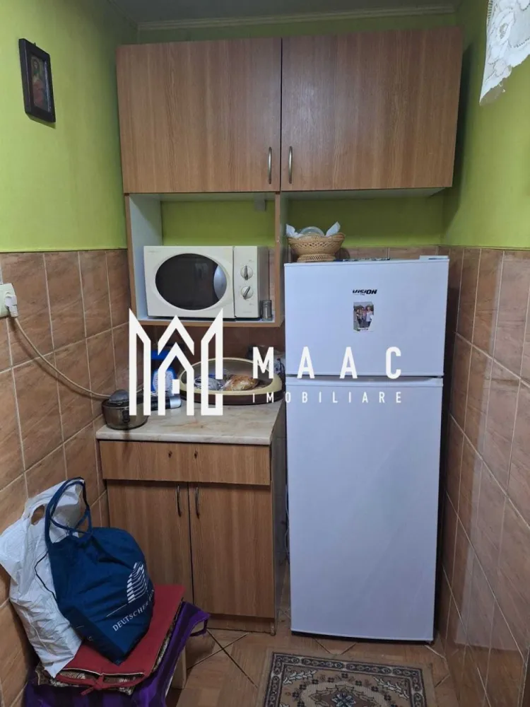 Garsonieră I Ideal investiție | Lazaret - Maac Imobiliare prezintă o garsonieră cochetă, situată într-o zonă liniștită, ideală atât pentru locuit, cât și pentru investiție.

Proprietatea dispune de o compartimentare practică și oferă confortul necesar unei persoane sau unui cuplu, fiind totodată o alegere excelentă pentru închiriere imediată.

Compartimentare:

Cameră luminoasă
Bucătărie separată
Baie proprie (situată în afara camerei)

Detalii principale:

Suprafață utilă: aproximativ 19–21 mp
Etaj: 4
Bloc curat și bine întreținut

Dotări și avantaje:

Se vinde mobilată și utilată (conform fotografiilor)
Aragaz, frigider, mașină de spălat
Geamuri termopan
Ușă metalică la intrare
Încălzire cu convector pe gaz
Luminozitate ridicată

Localizare:
Imobilul este situat în cartierul Ipaș, o zonă liniștită, cu acces facil către magazine, mijloace de transport și alte puncte de interes.

Proprietatea reprezintă o oportunitate foarte bună pentru investiție, având potențial de închiriere imediată, dar și pentru locuință proprie.

Pentru mai multe detalii, precizați telefonic că ați văzut anunțul cu ID: CP3007238.