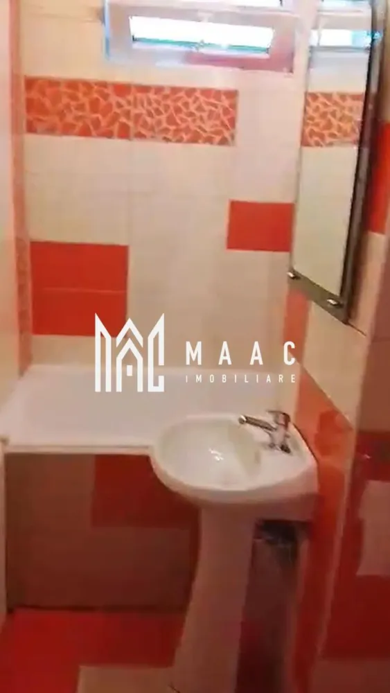 Apartament 3 Camere I Etaj 1 I Renovat I Zona Rahovei - MAAC Imobiliare va propune spre vânzare un apartament cu 3 camere, situat în cartierul Rahovei, o zonă apreciată pentru accesibilitate și facilități.

Detalii principale:
compartimentare: semidecomandată
etaj: 1 din 4
balcon
nemobilat și neutilat
disponibil imediat

Compartimentare:
living
2 dormitoare
bucătărie
baie cu geam de aerisire
hol

Avantaje:
poziționare foarte bună, aproape de magazine, școli și transport public
etaj intermediar – ideal pentru confort
posibilitate de amenajare după propriul gust
potrivit atât pentru locuință, cât și pentru investiție

Luminos și bine compartimentat
 Mutare imediată
 Oportunitate bună într-o zonă căutată

Pentru mai multe detalii sau pentru a programa o vizionare, vă rugăm să ne contactați specificând ID: CP3006585