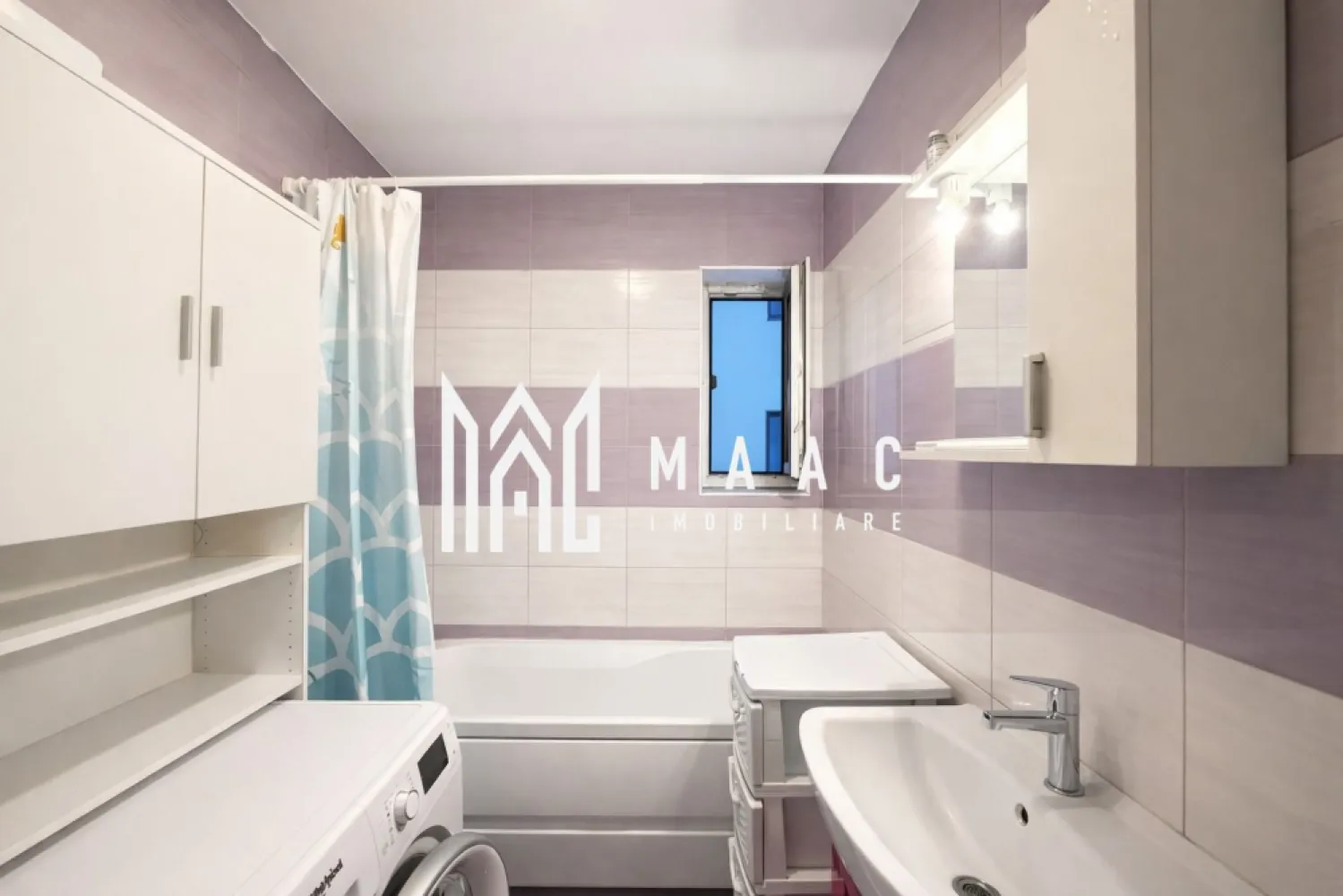 Apartament 3 camere | 2 balcoane | Etaj 2 | 52,2 mp | Arhitecților - Maac Imobiliare prezintă un apartament modern, bine compartimentat și luminos, situat la etajul 2 din 3, în Cartierul Arhitecților – o zonă liniștită, ideală pentru un stil de viață confortabil.

Locuința are o suprafață utilă de 52,2 mp și este compartimentată practic, astfel:

living cu bucătărie open space
2 dormitoare
baie cu geam
hol spațios
2 balcoane, ideale pentru relaxare

Apartamentul se vinde complet mobilat și utilat, fiind pregătit pentru mutare imediată.

În plus, proprietatea beneficiază de:

loc de parcare privat
acces facil la stații de autobuz
magazine și farmacie în apropiere

Datorită compartimentării eficiente și poziționării într-o zonă liniștită, apartamentul este ideal pentru familii sau pentru investiție.

Pentru mai multe detalii sau pentru a programa o vizionare, vă rugăm să ne contactați specificând ID: CP2996157.