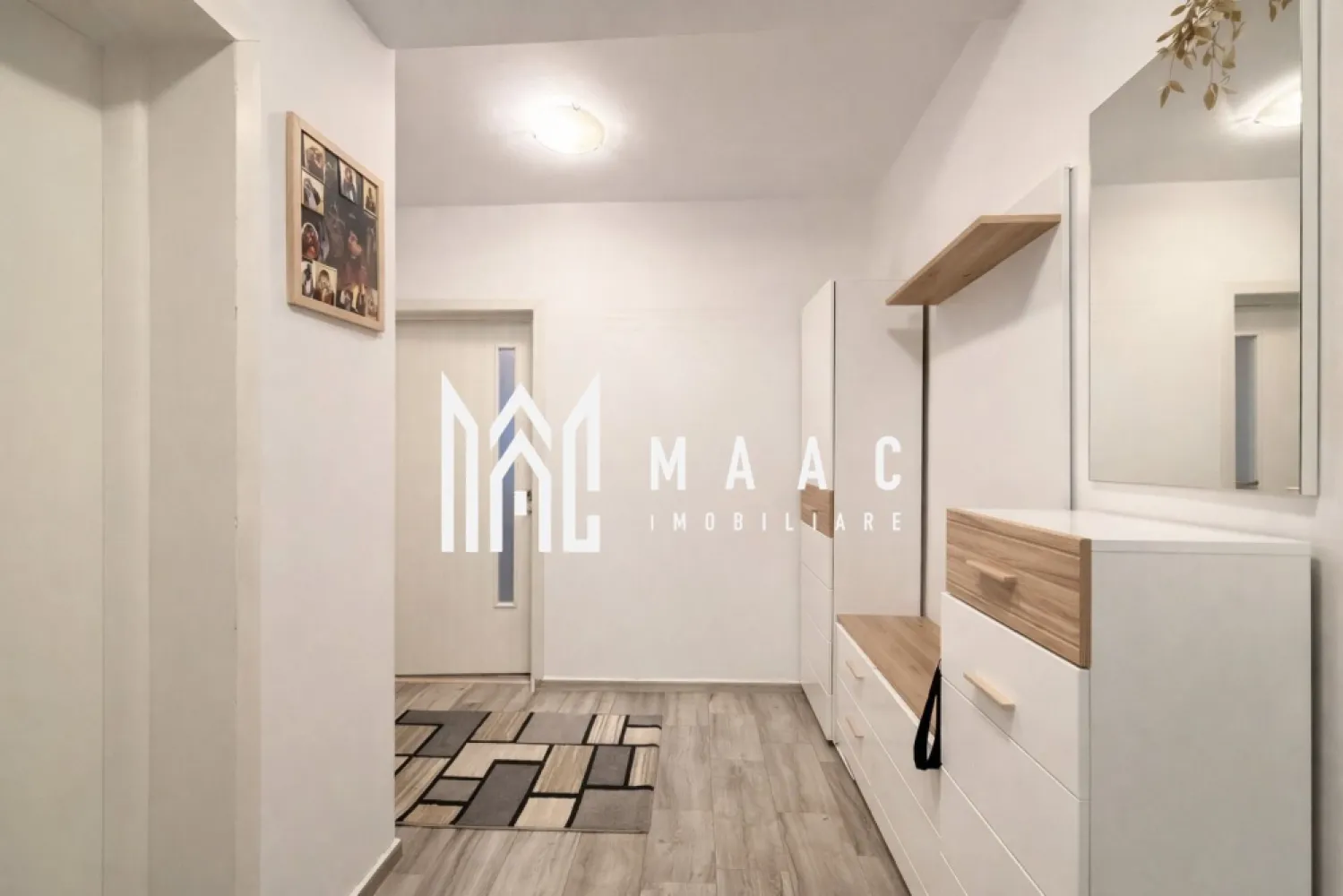 Apartament 3 camere | 2 balcoane | Etaj 2 | 52,2 mp | Arhitecților - Maac Imobiliare prezintă un apartament modern, bine compartimentat și luminos, situat la etajul 2 din 3, în Cartierul Arhitecților – o zonă liniștită, ideală pentru un stil de viață confortabil.

Locuința are o suprafață utilă de 52,2 mp și este compartimentată practic, astfel:

living cu bucătărie open space
2 dormitoare
baie cu geam
hol spațios
2 balcoane, ideale pentru relaxare

Apartamentul se vinde complet mobilat și utilat, fiind pregătit pentru mutare imediată.

În plus, proprietatea beneficiază de:

loc de parcare privat
acces facil la stații de autobuz
magazine și farmacie în apropiere

Datorită compartimentării eficiente și poziționării într-o zonă liniștită, apartamentul este ideal pentru familii sau pentru investiție.

Pentru mai multe detalii sau pentru a programa o vizionare, vă rugăm să ne contactați specificând ID: CP2996157.