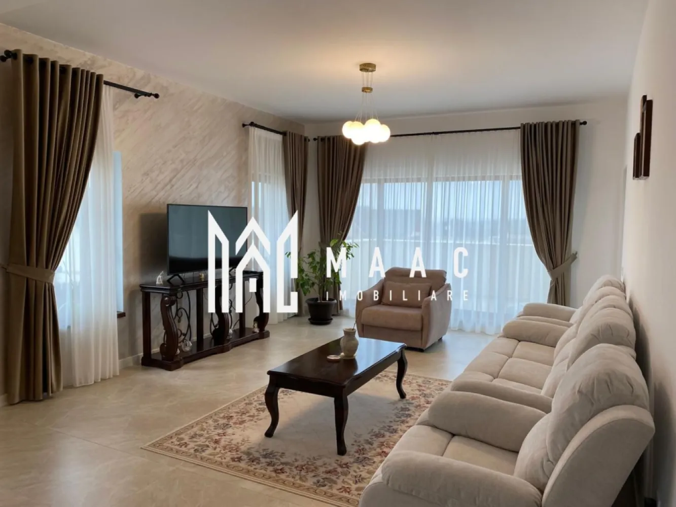 Casa individuala | 5 camere | 200 MPU | Garaj | Cisnadie - MAAC Imobiliare vă prezintă spre vânzare o casă individuală situată în Cisnădie, într-o zonă cu priveliști deosebite și acces facil către Sibiu.

Caracteristici:
Suprafață utilă de aproximativ 200 mp.
Locuință modernă, complet mobilată și utilată.
Înălțime a camerelor de aproximativ 3 m, atât la parter cât și la etaj.
Spații vitrate mari, care oferă lumină naturală din plin.

Compartimentare:
Parter
Hol de acces.
Baie.
Living spațios, cu deschidere către zona de dining și bucătărie.
Birou sau dormitor.
Terasă parțial acoperită.
Garaj cu poartă automată, cu acces direct în casă și către camera tehnică.

Etaj
Hol.
3 dormitoare.
2 dressinguri.
2 băi.
Spălătorie.
Terasă acoperită.
Pod amenajat pentru depozitare.

Construcție și dotări:
Tâmplărie Kömmerling cu 3 foi de sticlă.
Feronerie Winkhaus.
Izolație cu vată minerală și folie anticondens la nivelul tavanului.
Încălzire în pardoseală pe ambele niveluri.
Centrală termică în condensare.
Instalații pregătite pentru climatizare și sistem de supraveghere video.
Casa este racordată la toate utilitățile: curent, gaz, apă, canalizare, fibră optică.

Exterior și curte:
Curte amenajată cu pavaj și zone verzi.

Avantaje locație:
Priveliște panoramică spre Munții Cindrel și Cetatea Cisnădioara.
Apropiere de centre SPA, zone turistice și facilități de agrement.
Acces facil către transport public și drumuri principale.

Pentru mai multe detalii precizati telefonic ca ati vazut anuntul cu ID: CP2994549
