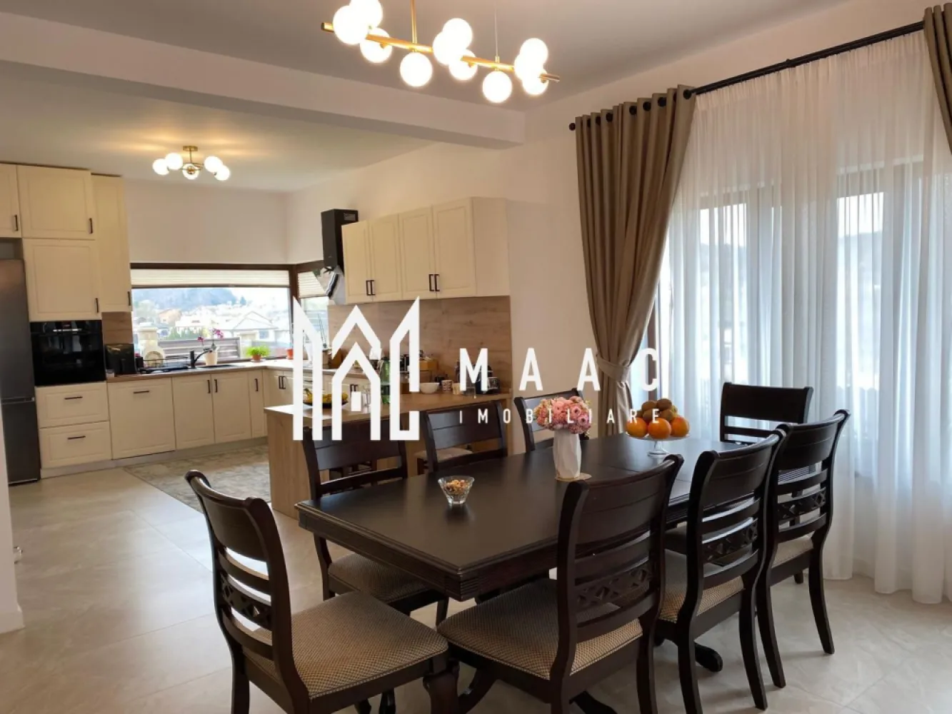 Casa individuala | 5 camere | 200 MPU | Garaj | Cisnadie - MAAC Imobiliare vă prezintă spre vânzare o casă individuală situată în Cisnădie, într-o zonă cu priveliști deosebite și acces facil către Sibiu.

Caracteristici:
Suprafață utilă de aproximativ 200 mp.
Locuință modernă, complet mobilată și utilată.
Înălțime a camerelor de aproximativ 3 m, atât la parter cât și la etaj.
Spații vitrate mari, care oferă lumină naturală din plin.

Compartimentare:
Parter
Hol de acces.
Baie.
Living spațios, cu deschidere către zona de dining și bucătărie.
Birou sau dormitor.
Terasă parțial acoperită.
Garaj cu poartă automată, cu acces direct în casă și către camera tehnică.

Etaj
Hol.
3 dormitoare.
2 dressinguri.
2 băi.
Spălătorie.
Terasă acoperită.
Pod amenajat pentru depozitare.

Construcție și dotări:
Tâmplărie Kömmerling cu 3 foi de sticlă.
Feronerie Winkhaus.
Izolație cu vată minerală și folie anticondens la nivelul tavanului.
Încălzire în pardoseală pe ambele niveluri.
Centrală termică în condensare.
Instalații pregătite pentru climatizare și sistem de supraveghere video.
Casa este racordată la toate utilitățile: curent, gaz, apă, canalizare, fibră optică.

Exterior și curte:
Curte amenajată cu pavaj și zone verzi.

Avantaje locație:
Priveliște panoramică spre Munții Cindrel și Cetatea Cisnădioara.
Apropiere de centre SPA, zone turistice și facilități de agrement.
Acces facil către transport public și drumuri principale.

Pentru mai multe detalii precizati telefonic ca ati vazut anuntul cu ID: CP2994549