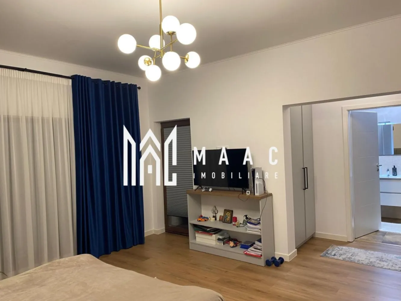 Casa individuala | 5 camere | 200 MPU | Garaj | Cisnadie - MAAC Imobiliare vă prezintă spre vânzare o casă individuală situată în Cisnădie, într-o zonă cu priveliști deosebite și acces facil către Sibiu.

Caracteristici:
Suprafață utilă de aproximativ 200 mp.
Locuință modernă, complet mobilată și utilată.
Înălțime a camerelor de aproximativ 3 m, atât la parter cât și la etaj.
Spații vitrate mari, care oferă lumină naturală din plin.

Compartimentare:
Parter
Hol de acces.
Baie.
Living spațios, cu deschidere către zona de dining și bucătărie.
Birou sau dormitor.
Terasă parțial acoperită.
Garaj cu poartă automată, cu acces direct în casă și către camera tehnică.

Etaj
Hol.
3 dormitoare.
2 dressinguri.
2 băi.
Spălătorie.
Terasă acoperită.
Pod amenajat pentru depozitare.

Construcție și dotări:
Tâmplărie Kömmerling cu 3 foi de sticlă.
Feronerie Winkhaus.
Izolație cu vată minerală și folie anticondens la nivelul tavanului.
Încălzire în pardoseală pe ambele niveluri.
Centrală termică în condensare.
Instalații pregătite pentru climatizare și sistem de supraveghere video.
Casa este racordată la toate utilitățile: curent, gaz, apă, canalizare, fibră optică.

Exterior și curte:
Curte amenajată cu pavaj și zone verzi.

Avantaje locație:
Priveliște panoramică spre Munții Cindrel și Cetatea Cisnădioara.
Apropiere de centre SPA, zone turistice și facilități de agrement.
Acces facil către transport public și drumuri principale.

Pentru mai multe detalii precizati telefonic ca ati vazut anuntul cu ID: CP2994549