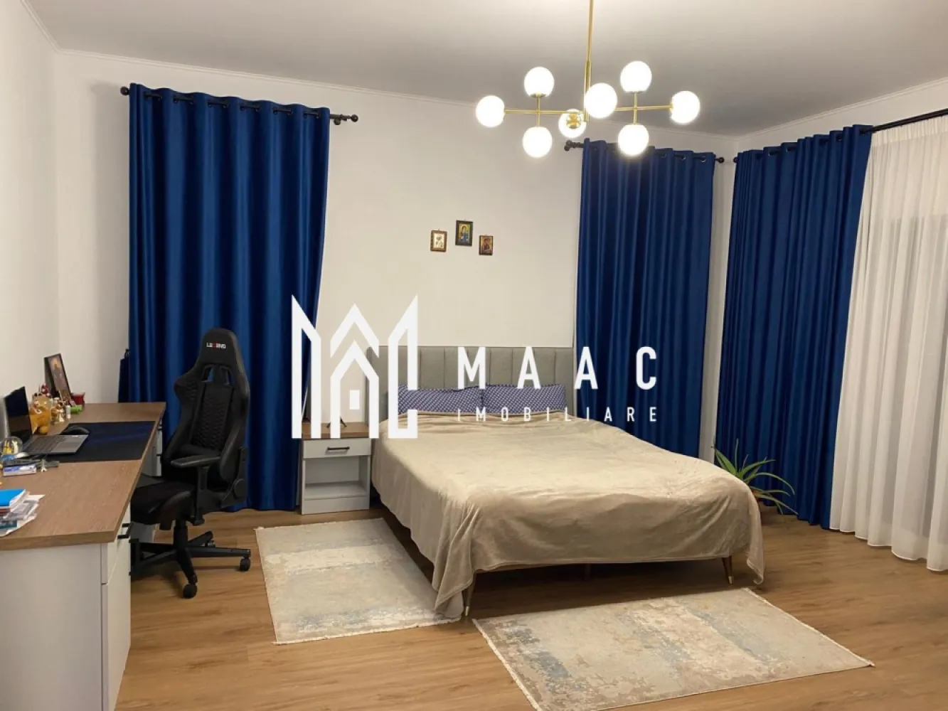 Casa individuala | 5 camere | 200 MPU | Garaj | Cisnadie - MAAC Imobiliare vă prezintă spre vânzare o casă individuală situată în Cisnădie, într-o zonă cu priveliști deosebite și acces facil către Sibiu.

Caracteristici:
Suprafață utilă de aproximativ 200 mp.
Locuință modernă, complet mobilată și utilată.
Înălțime a camerelor de aproximativ 3 m, atât la parter cât și la etaj.
Spații vitrate mari, care oferă lumină naturală din plin.

Compartimentare:
Parter
Hol de acces.
Baie.
Living spațios, cu deschidere către zona de dining și bucătărie.
Birou sau dormitor.
Terasă parțial acoperită.
Garaj cu poartă automată, cu acces direct în casă și către camera tehnică.

Etaj
Hol.
3 dormitoare.
2 dressinguri.
2 băi.
Spălătorie.
Terasă acoperită.
Pod amenajat pentru depozitare.

Construcție și dotări:
Tâmplărie Kömmerling cu 3 foi de sticlă.
Feronerie Winkhaus.
Izolație cu vată minerală și folie anticondens la nivelul tavanului.
Încălzire în pardoseală pe ambele niveluri.
Centrală termică în condensare.
Instalații pregătite pentru climatizare și sistem de supraveghere video.
Casa este racordată la toate utilitățile: curent, gaz, apă, canalizare, fibră optică.

Exterior și curte:
Curte amenajată cu pavaj și zone verzi.

Avantaje locație:
Priveliște panoramică spre Munții Cindrel și Cetatea Cisnădioara.
Apropiere de centre SPA, zone turistice și facilități de agrement.
Acces facil către transport public și drumuri principale.

Pentru mai multe detalii precizati telefonic ca ati vazut anuntul cu ID: CP2994549
