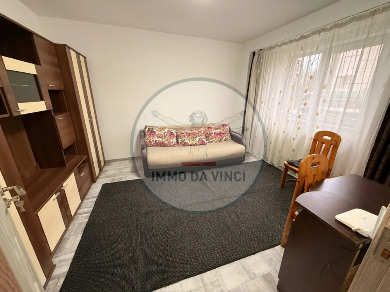 Locație de Top! Apartament 1 Cameră pe Dorobanților 110 – Disponibil - Dau în chirie apartament pe Calea Dorobantilor nr.110.Cu o cameră , spațios și primitor, situat într-una dintre cele mai căutate zone din Cluj-Napoca.
 Dacă îți dorești o locuință unde să ai totul la îndemână, acesta este locul potrivit!
🏠 DETALII APARTAMENT:
✅ Suprafață generoasă: 40 mp compartimentați inteligent pentru un confort sporit.
✅ Configurație: 1 Cameră de zi luminoasă, 1 Bucătărie separată (ideal pentru gătit), 1 Baie modernă.
✅ Etaj: Parter – acces extrem de facil, fără grija liftului sau a scărilor.
✅ Stare: Complet Mobilat și Utilat – interiorul este pregătit cu tot strictul necesar, trebuie doar să îți aduci lucrurile personale!
📍 LOCAȚIE STRATEGICĂ & FACILITĂȚI:
🛒 Cumpărături: Ai un supermarket la doar 2 minute de mers pe jos (ideal pentru aprovizionare rapidă).
🚌 Mobilitate: Stația de autobuz la 5 minute distanță, cu conexiuni rapide către orice parte a orașului.
🎓 Puncte de interes: Poziționare excelentă pentru studenți sau profesioniști – ajungi la FSEGA sau Iulius Mall în maximum 10 minute.
💰 CONDIȚII FINANCIARE:• Preț chirie: 400 Euro / lună.• Disponibilitate: Imediată!
📞 CONTACT DIRECT:Pentru mai multe detalii sau pentru a stabili o vizionare, mă poți contacta la numărul:0772 261 874
✨ Locația de top și spațiul generos fac ca acest apartament să fie o ocazie rară. Te aștept la vizionare!