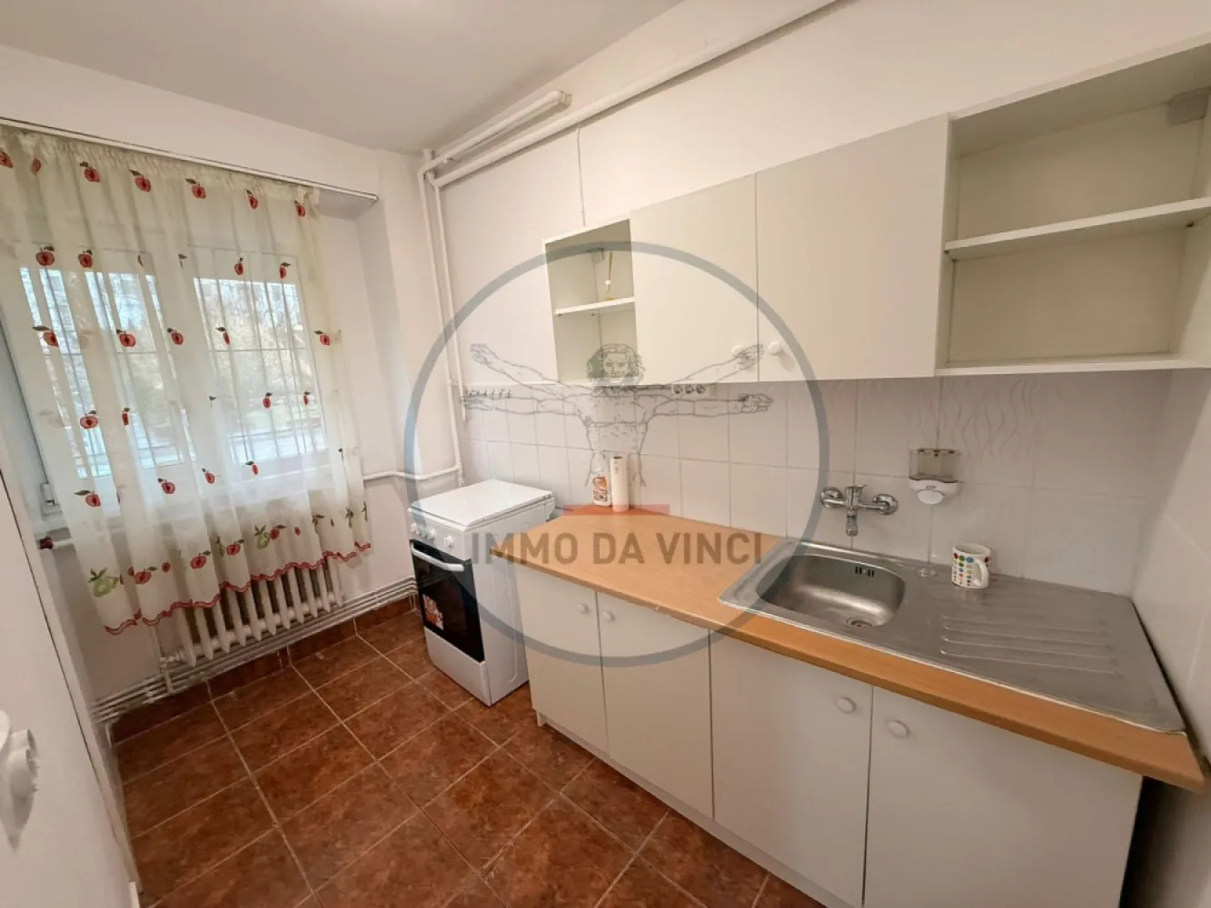 Locație de Top! Apartament 1 Cameră pe Dorobanților 110 – Disponibil - Dau în chirie apartament pe Calea Dorobantilor nr.110.Cu o cameră , spațios și primitor, situat într-una dintre cele mai căutate zone din Cluj-Napoca.
 Dacă îți dorești o locuință unde să ai totul la îndemână, acesta este locul potrivit!
🏠 DETALII APARTAMENT:
✅ Suprafață generoasă: 40 mp compartimentați inteligent pentru un confort sporit.
✅ Configurație: 1 Cameră de zi luminoasă, 1 Bucătărie separată (ideal pentru gătit), 1 Baie modernă.
✅ Etaj: Parter – acces extrem de facil, fără grija liftului sau a scărilor.
✅ Stare: Complet Mobilat și Utilat – interiorul este pregătit cu tot strictul necesar, trebuie doar să îți aduci lucrurile personale!
📍 LOCAȚIE STRATEGICĂ & FACILITĂȚI:
🛒 Cumpărături: Ai un supermarket la doar 2 minute de mers pe jos (ideal pentru aprovizionare rapidă).
🚌 Mobilitate: Stația de autobuz la 5 minute distanță, cu conexiuni rapide către orice parte a orașului.
🎓 Puncte de interes: Poziționare excelentă pentru studenți sau profesioniști – ajungi la FSEGA sau Iulius Mall în maximum 10 minute.
💰 CONDIȚII FINANCIARE:• Preț chirie: 400 Euro / lună.• Disponibilitate: Imediată!
📞 CONTACT DIRECT:Pentru mai multe detalii sau pentru a stabili o vizionare, mă poți contacta la numărul:0772 261 874
✨ Locația de top și spațiul generos fac ca acest apartament să fie o ocazie rară. Te aștept la vizionare!