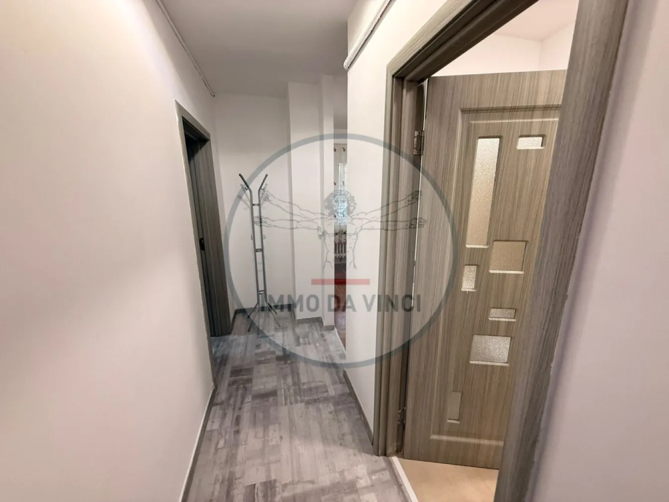 Locație de Top! Apartament 1 Cameră pe Dorobanților 110 – Disponibil - Dau în chirie apartament pe Calea Dorobantilor nr.110.Cu o cameră , spațios și primitor, situat într-una dintre cele mai căutate zone din Cluj-Napoca.
 Dacă îți dorești o locuință unde să ai totul la îndemână, acesta este locul potrivit!
🏠 DETALII APARTAMENT:
✅ Suprafață generoasă: 40 mp compartimentați inteligent pentru un confort sporit.
✅ Configurație: 1 Cameră de zi luminoasă, 1 Bucătărie separată (ideal pentru gătit), 1 Baie modernă.
✅ Etaj: Parter – acces extrem de facil, fără grija liftului sau a scărilor.
✅ Stare: Complet Mobilat și Utilat – interiorul este pregătit cu tot strictul necesar, trebuie doar să îți aduci lucrurile personale!
📍 LOCAȚIE STRATEGICĂ & FACILITĂȚI:
🛒 Cumpărături: Ai un supermarket la doar 2 minute de mers pe jos (ideal pentru aprovizionare rapidă).
🚌 Mobilitate: Stația de autobuz la 5 minute distanță, cu conexiuni rapide către orice parte a orașului.
🎓 Puncte de interes: Poziționare excelentă pentru studenți sau profesioniști – ajungi la FSEGA sau Iulius Mall în maximum 10 minute.
💰 CONDIȚII FINANCIARE:• Preț chirie: 400 Euro / lună.• Disponibilitate: Imediată!
📞 CONTACT DIRECT:Pentru mai multe detalii sau pentru a stabili o vizionare, mă poți contacta la numărul:0772 261 874
✨ Locația de top și spațiul generos fac ca acest apartament să fie o ocazie rară. Te aștept la vizionare!
