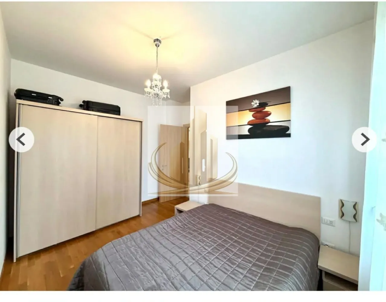 Ap 3 Cam, 2 Băi | Mobilat și Utilat | Zona Kaufland, Dumbravita | et 1 - Echipa Grand Mobilis Imobiliare vă propune spre vânzare un apartament modern cu 3 camere, 2 băi și o suprafață utilă de 61 mp, situat la etajul 1 al unui imobil cu regim redus de înălțime (P+2+M), în zona Kaufland Dumbrăvița, una dintre cele mai căutate și apreciate zone rezidențiale din apropierea Timișoarei.

Apartamentul impresionează încă de la prima vedere prin compartimentarea practică, spațiile luminoase și înălțimea camerelor de aproximativ 3 metri, aspect care oferă o senzație de spațiu și confort greu de întâlnit la construcțiile noi.

Compartimentarea semidecomandată este ideală pentru o familie și cuprinde un living generos cu bucătărie semi-open space, două dormitoare, dintre care dormitorul matrimonial beneficiază de baie proprie și acces direct pe terasă, încă o baie spațioasă, precum și două terase, orientate pe ambele părți ale imobilului, oferind lumină naturală pe tot parcursul zilei și un plus de confort.

Apartamentul se vinde complet mobilat și utilat, exact cum se prezintă, fiind pregătit pentru mutare imediată, fără a necesita investiții suplimentare. În plus, proprietatea beneficiază de loc de parcare propriu, înscris în Cartea Funciară, un avantaj important într-o zonă cu cerere ridicată.

Confortul este asigurat de centrala termică proprie pe gaz și încălzirea prin calorifere, iar compartimentarea foarte bine gândită transformă această locuință într-o alegere excelentă pentru o familie care își dorește spațiu, funcționalitate și o poziționare premium.

Unul dintre cele mai importante atuuri ale proprietății îl reprezintă amplasarea excepțională. Situat în zona Kaufland Dumbrăvița, apartamentul se află la doar 1-2 minute de mers pe jos de supermarketuri, restaurante, cafenele, farmacii și stații ale mijloacelor de transport în comun. Totodată, în apropiere regăsim școli, grădinițe, săli de fitness, parcuri și numeroase alte facilități necesare unui stil de viață confortabil. Accesul către Timișoara este rapid și facil, iar Iulius Town, zona de birouri și principalele artere ale orașului se află la doar câteva minute distanță.

Datorită poziției excelente, compartimentării cu 3 camere și 2 băi, faptului că se vinde complet mobilat și utilat și cererii foarte ridicate pentru locuințe în această zonă, proprietatea reprezintă o alegere inspirată atât pentru o familie, cât și pentru investiție. Cei familiarizați cu piața imobiliară din Dumbrăvița știu că apartamentele de acest tip, în această locație, apar foarte rar la vânzare, iar potențialul ridicat de închiriere le transformă într-o investiție sigură și profitabilă pe termen lung.

Pentru mai multe informații și programarea unei vizionări, vă invităm să contactați echipa Grand Mobilis Imobiliare!