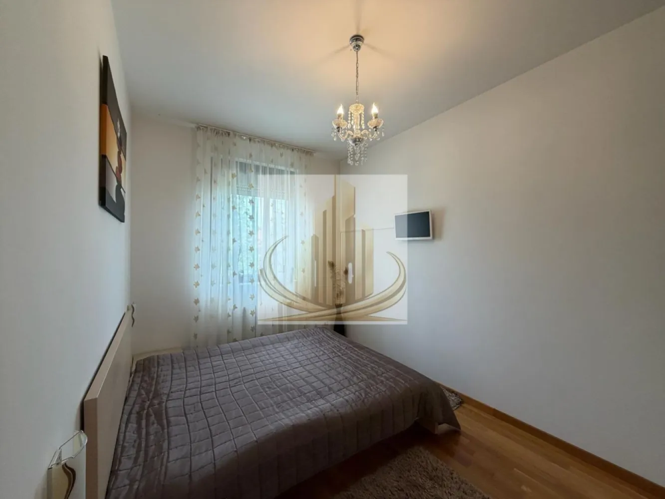 Ap 3 Cam, 2 Băi | Mobilat și Utilat | Zona Kaufland, Dumbravita | et 1 - Echipa Grand Mobilis Imobiliare vă propune spre vânzare un apartament modern cu 3 camere, 2 băi și o suprafață utilă de 61 mp, situat la etajul 1 al unui imobil cu regim redus de înălțime (P+2+M), în zona Kaufland Dumbrăvița, una dintre cele mai căutate și apreciate zone rezidențiale din apropierea Timișoarei.

Apartamentul impresionează încă de la prima vedere prin compartimentarea practică, spațiile luminoase și înălțimea camerelor de aproximativ 3 metri, aspect care oferă o senzație de spațiu și confort greu de întâlnit la construcțiile noi.

Compartimentarea semidecomandată este ideală pentru o familie și cuprinde un living generos cu bucătărie semi-open space, două dormitoare, dintre care dormitorul matrimonial beneficiază de baie proprie și acces direct pe terasă, încă o baie spațioasă, precum și două terase, orientate pe ambele părți ale imobilului, oferind lumină naturală pe tot parcursul zilei și un plus de confort.

Apartamentul se vinde complet mobilat și utilat, exact cum se prezintă, fiind pregătit pentru mutare imediată, fără a necesita investiții suplimentare. În plus, proprietatea beneficiază de loc de parcare propriu, înscris în Cartea Funciară, un avantaj important într-o zonă cu cerere ridicată.

Confortul este asigurat de centrala termică proprie pe gaz și încălzirea prin calorifere, iar compartimentarea foarte bine gândită transformă această locuință într-o alegere excelentă pentru o familie care își dorește spațiu, funcționalitate și o poziționare premium.

Unul dintre cele mai importante atuuri ale proprietății îl reprezintă amplasarea excepțională. Situat în zona Kaufland Dumbrăvița, apartamentul se află la doar 1-2 minute de mers pe jos de supermarketuri, restaurante, cafenele, farmacii și stații ale mijloacelor de transport în comun. Totodată, în apropiere regăsim școli, grădinițe, săli de fitness, parcuri și numeroase alte facilități necesare unui stil de viață confortabil. Accesul către Timișoara este rapid și facil, iar Iulius Town, zona de birouri și principalele artere ale orașului se află la doar câteva minute distanță.

Datorită poziției excelente, compartimentării cu 3 camere și 2 băi, faptului că se vinde complet mobilat și utilat și cererii foarte ridicate pentru locuințe în această zonă, proprietatea reprezintă o alegere inspirată atât pentru o familie, cât și pentru investiție. Cei familiarizați cu piața imobiliară din Dumbrăvița știu că apartamentele de acest tip, în această locație, apar foarte rar la vânzare, iar potențialul ridicat de închiriere le transformă într-o investiție sigură și profitabilă pe termen lung.

Pentru mai multe informații și programarea unei vizionări, vă invităm să contactați echipa Grand Mobilis Imobiliare!