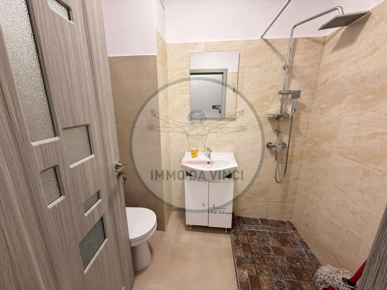 Locație de Top! Apartament 1 Cameră pe Dorobanților 110 – Disponibil - Dau în chirie apartament pe Calea Dorobantilor nr.110.Cu o cameră , spațios și primitor, situat într-una dintre cele mai căutate zone din Cluj-Napoca.
 Dacă îți dorești o locuință unde să ai totul la îndemână, acesta este locul potrivit!
🏠 DETALII APARTAMENT:
✅ Suprafață generoasă: 40 mp compartimentați inteligent pentru un confort sporit.
✅ Configurație: 1 Cameră de zi luminoasă, 1 Bucătărie separată (ideal pentru gătit), 1 Baie modernă.
✅ Etaj: Parter – acces extrem de facil, fără grija liftului sau a scărilor.
✅ Stare: Complet Mobilat și Utilat – interiorul este pregătit cu tot strictul necesar, trebuie doar să îți aduci lucrurile personale!
📍 LOCAȚIE STRATEGICĂ & FACILITĂȚI:
🛒 Cumpărături: Ai un supermarket la doar 2 minute de mers pe jos (ideal pentru aprovizionare rapidă).
🚌 Mobilitate: Stația de autobuz la 5 minute distanță, cu conexiuni rapide către orice parte a orașului.
🎓 Puncte de interes: Poziționare excelentă pentru studenți sau profesioniști – ajungi la FSEGA sau Iulius Mall în maximum 10 minute.
💰 CONDIȚII FINANCIARE:• Preț chirie: 400 Euro / lună.• Disponibilitate: Imediată!
📞 CONTACT DIRECT:Pentru mai multe detalii sau pentru a stabili o vizionare, mă poți contacta la numărul:0772 261 874
✨ Locația de top și spațiul generos fac ca acest apartament să fie o ocazie rară. Te aștept la vizionare!