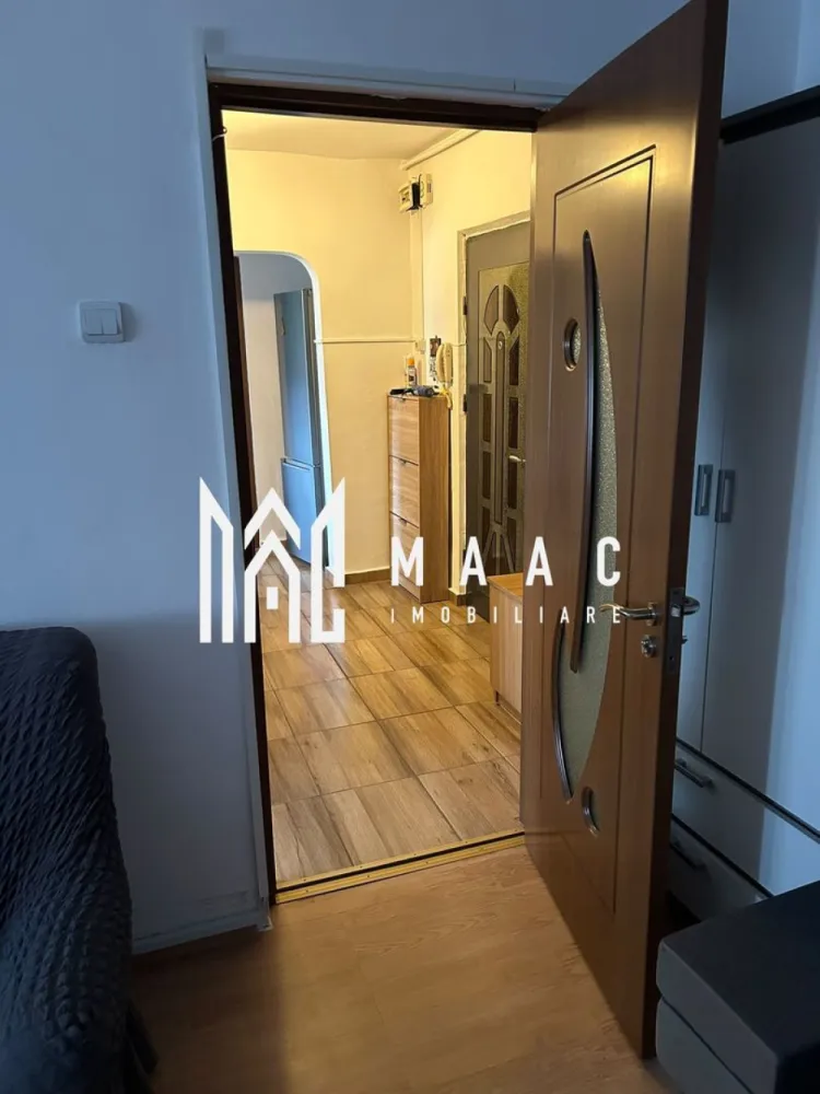 Apartamente de închiriat Sibiu | Terezian | 2 camere, 2 balcoane - Apartamente de închiriat Sibiu: locuința aceasta cu 2 camere din Terezian oferă 50 mp utili, două balcoane și bucătărie închisă, fiind o opțiune practică pentru locuire pe termen lung.

Detalii proprietate:
• Suprafață utilă: 50 mp
• Suprafață construită: 64 mp
• 2 camere, 1 dormitor, 1 baie, 1 bucătărie
• Două balcoane
• Stare interioară: bună
• An construcție: 1980
• Bucătărie închisă, complet mobilată și utilată
• Compartimentarea din descriere include living, dormitor, baie, hol și două balcoane

Zona Terezian oferă acces rapid către centrul orașului și către zonele comerciale importante. În apropiere se regăsesc școli, grădinițe, magazine, supermarketuri, farmacii și stații pentru transportul în comun, utile pentru un stil de viață comod în Sibiu.

Pentru detalii suplimentare și programarea unei vizionări, contactați echipa MAAC Imobiliare și menționați Cod anunț CP3214154.

Conținut optimizat cu AI, aprobat de agent uman.